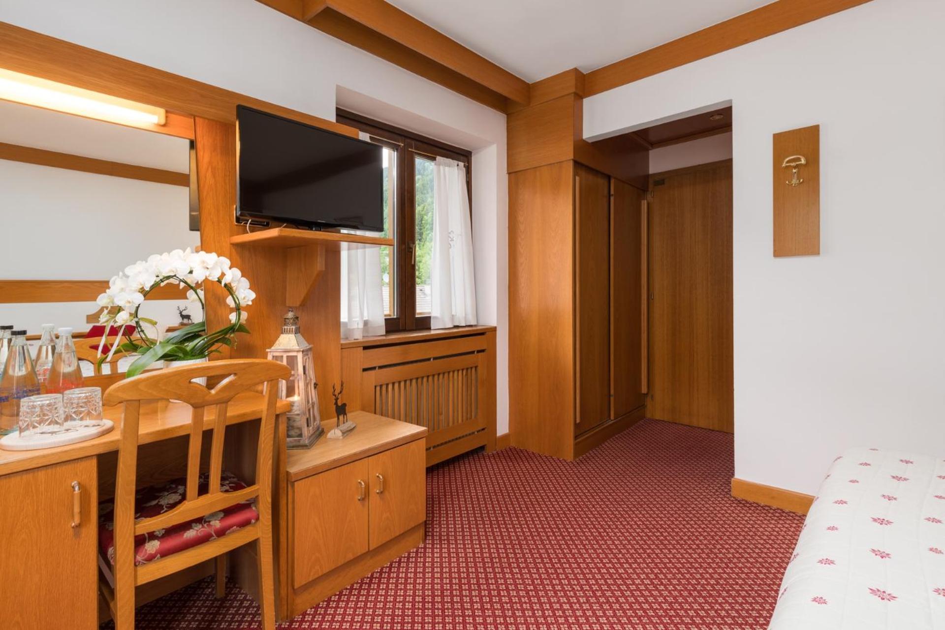 Double or Twin Room with Balcony photo 3