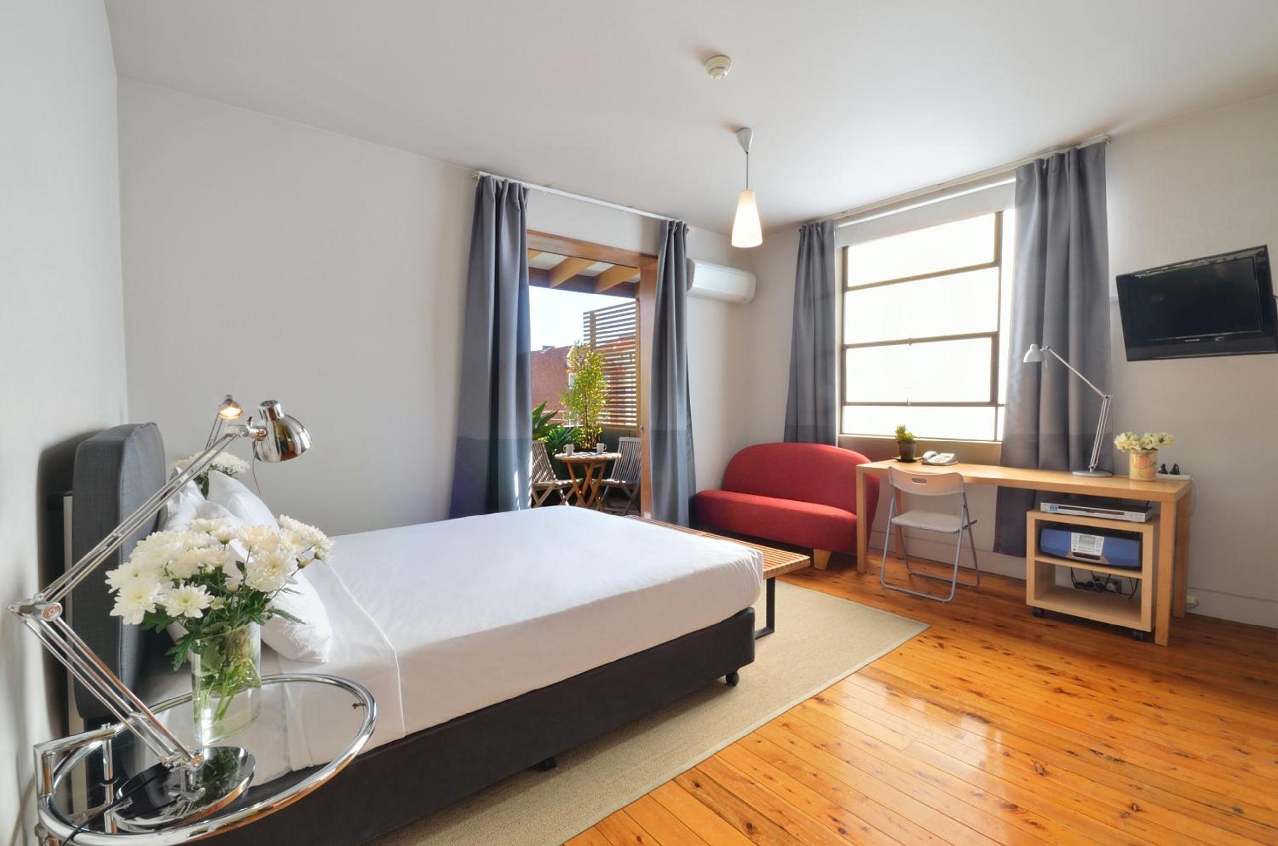 Queen Room with Private Balcony thumbnail 5