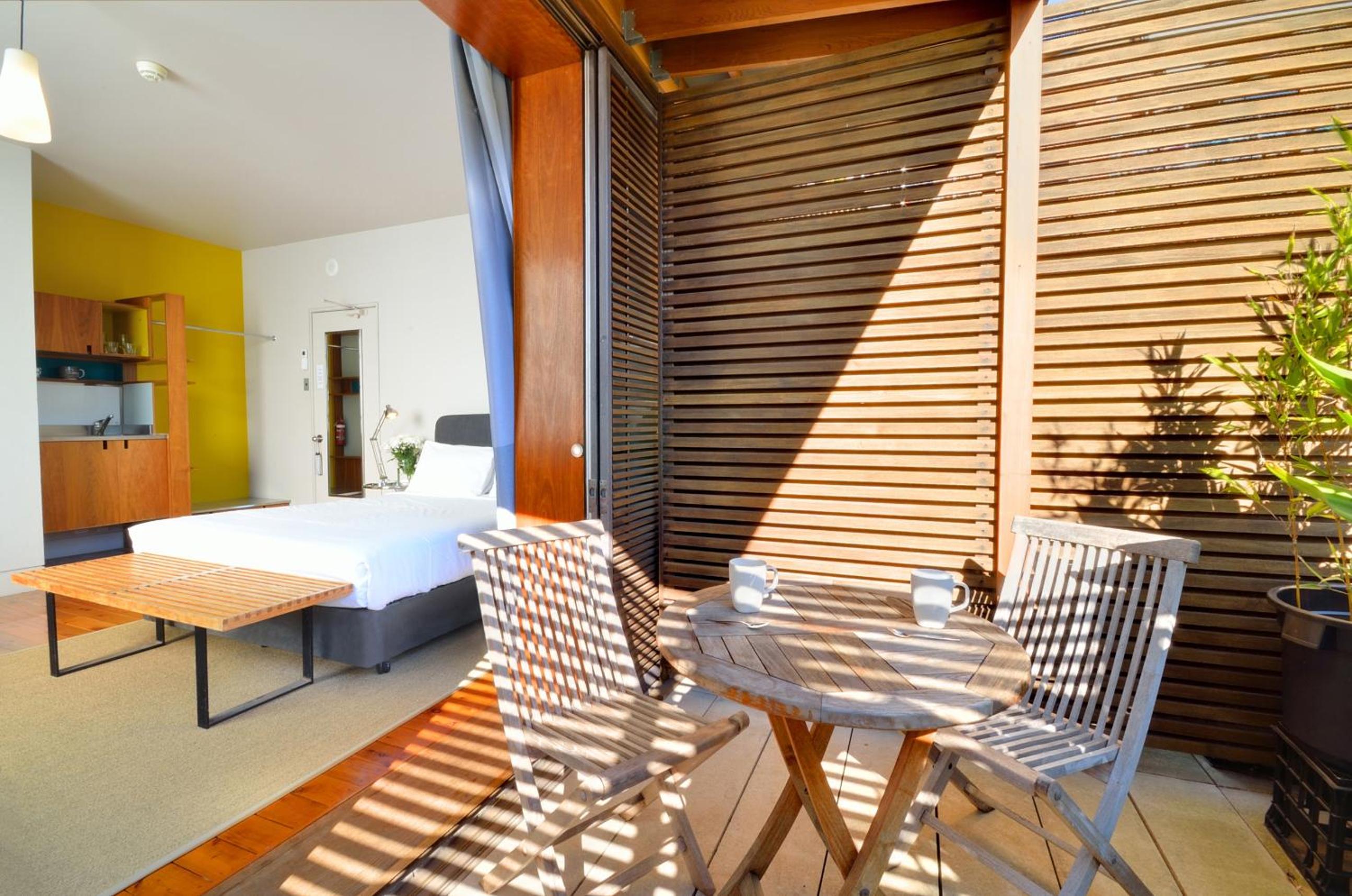 Queen Room with Private Balcony thumbnail 6