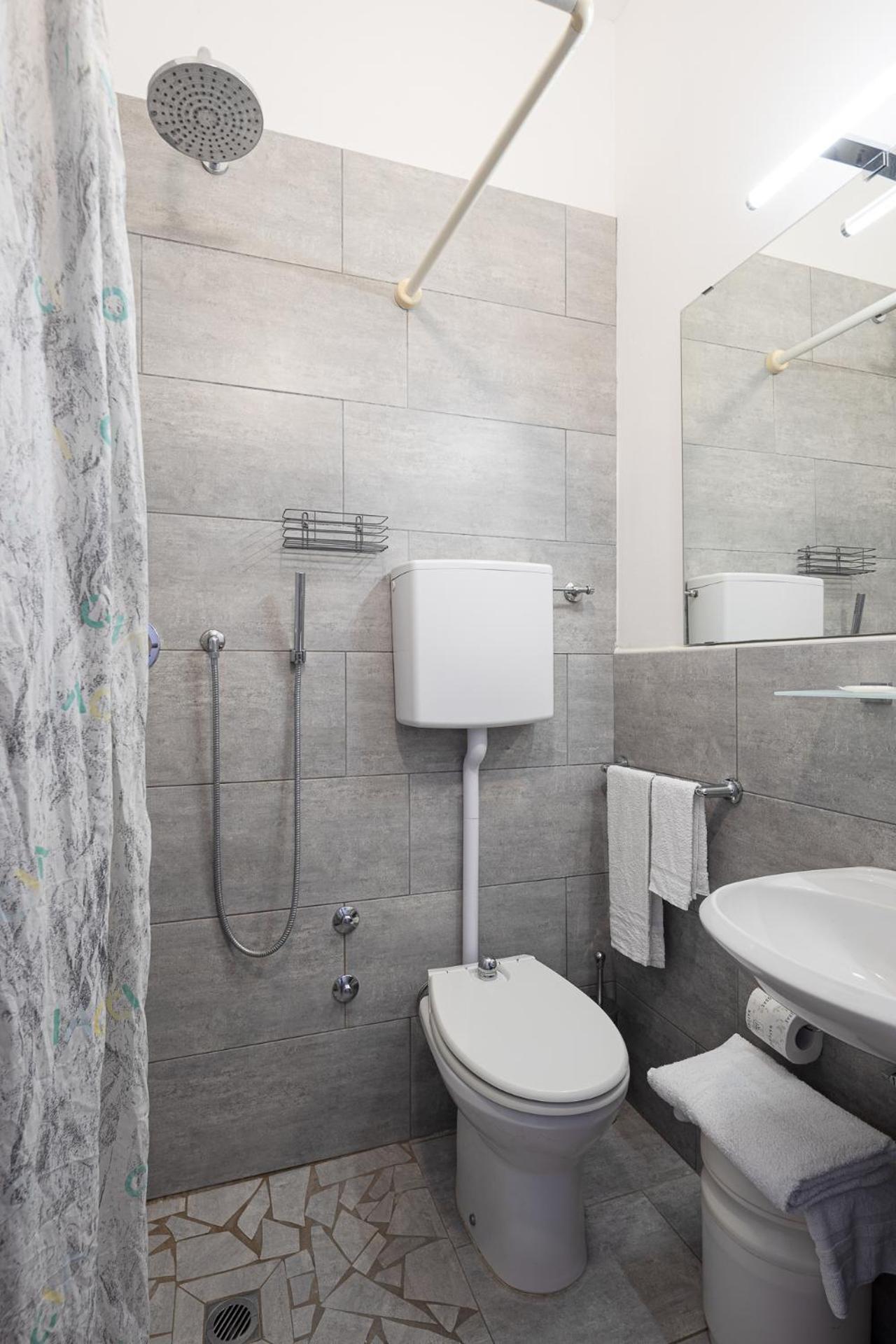 Single Room with Bathroom photo 2