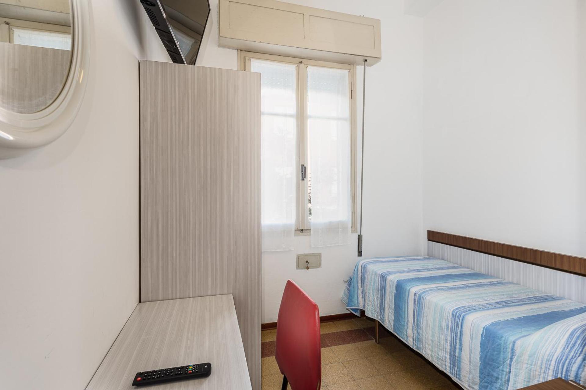 Single Room with Bathroom photo 1