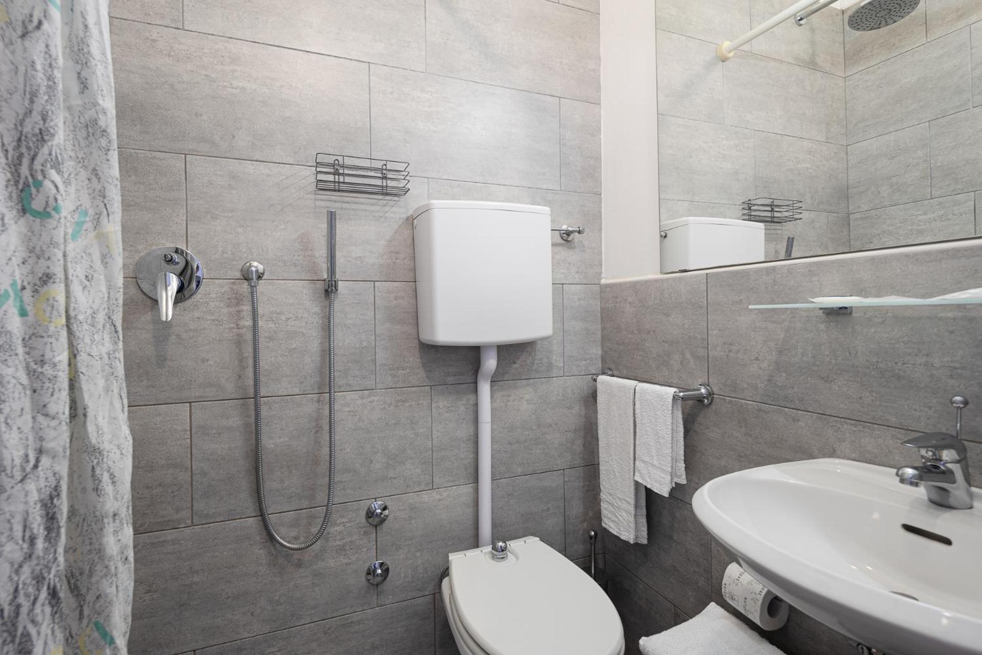 Single Room with Bathroom photo 3