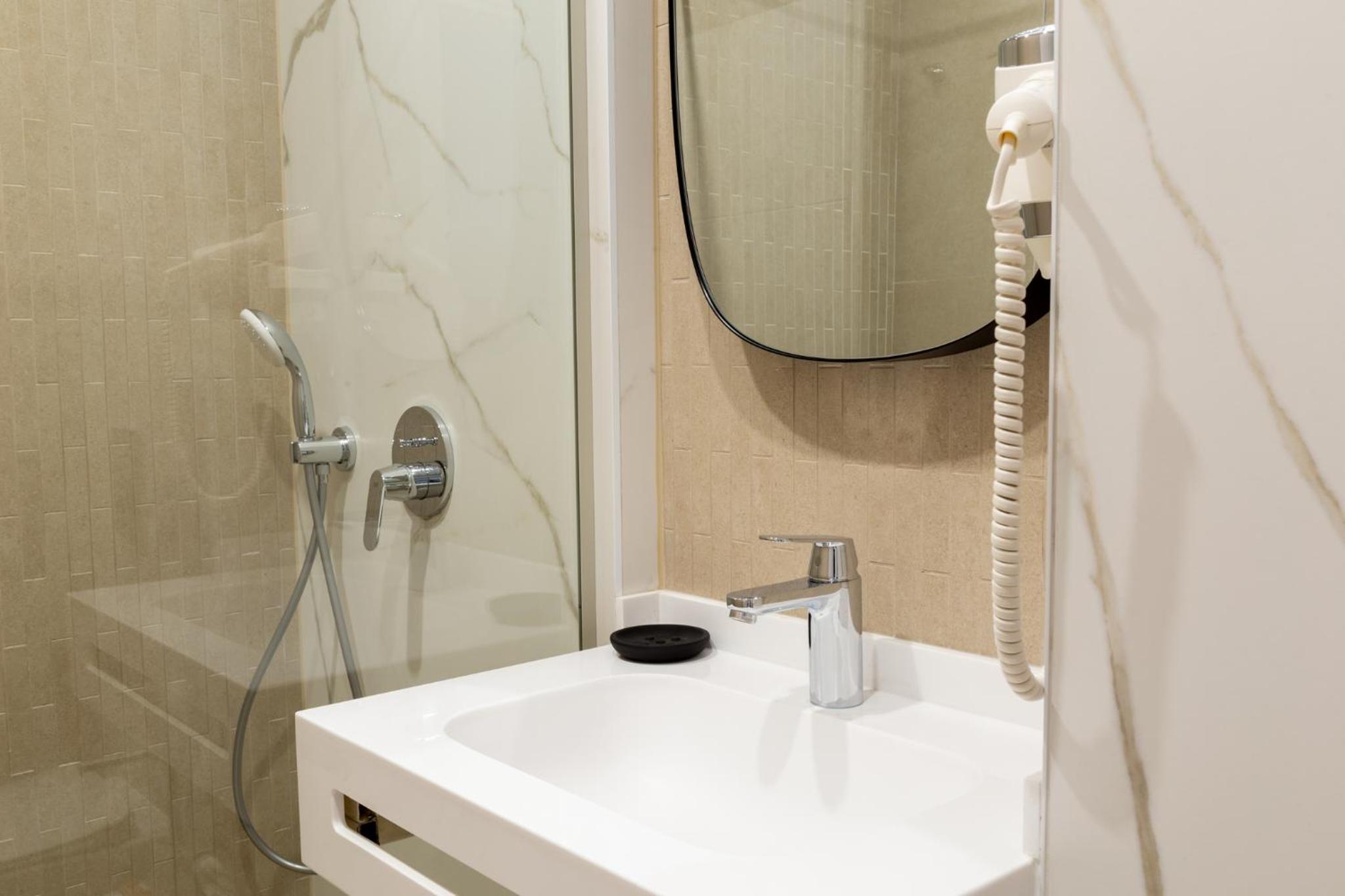 Deluxe Suite - Photo 10