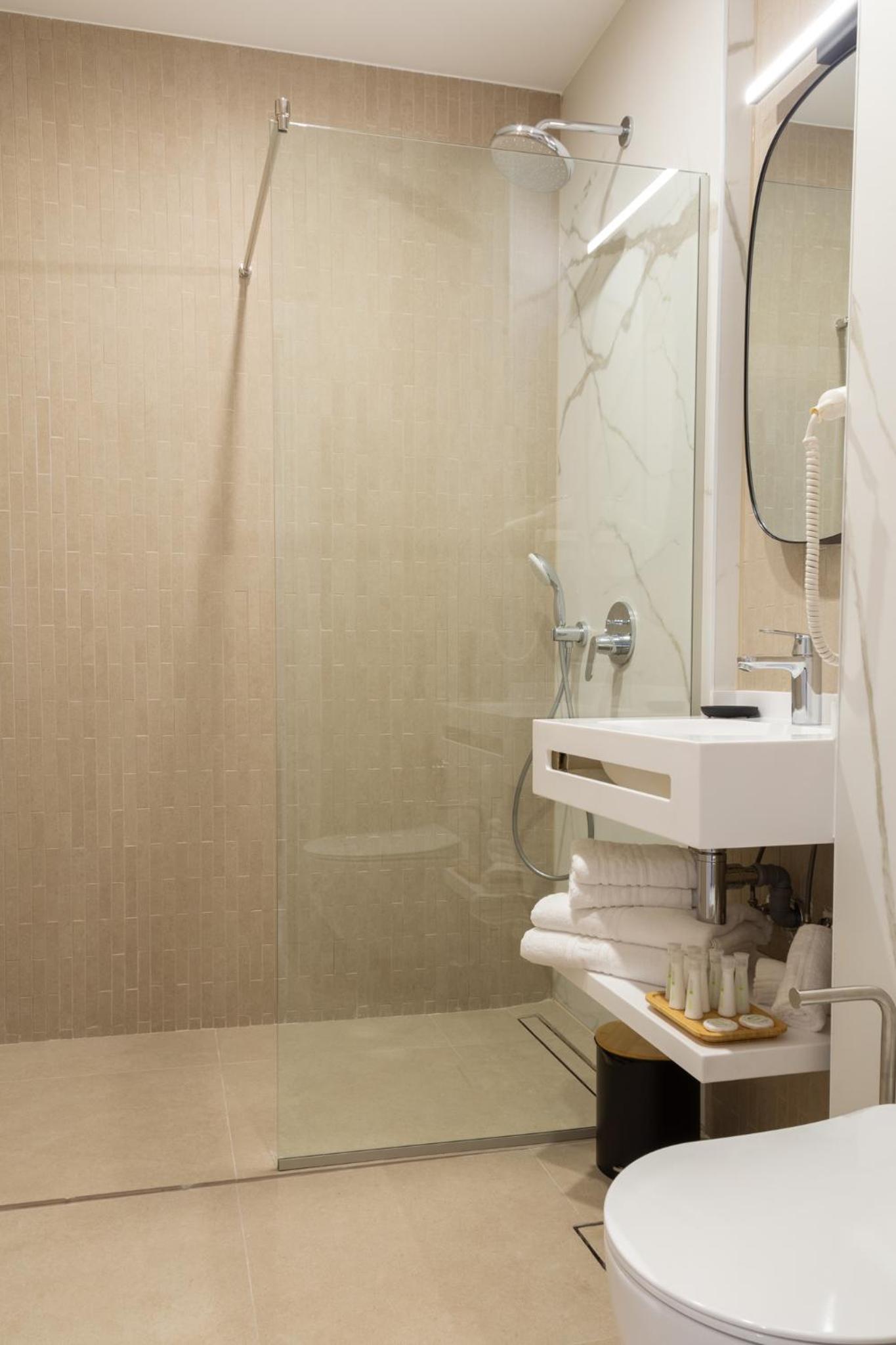Deluxe Suite - Photo 11