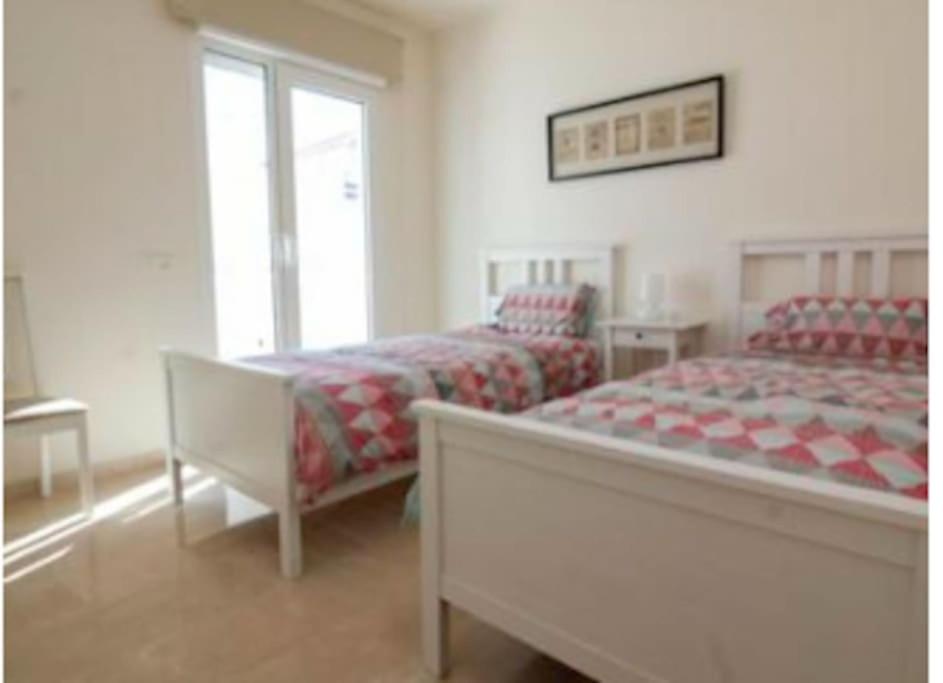 Apartamento de dos habitaciones con vista parcial al mar.