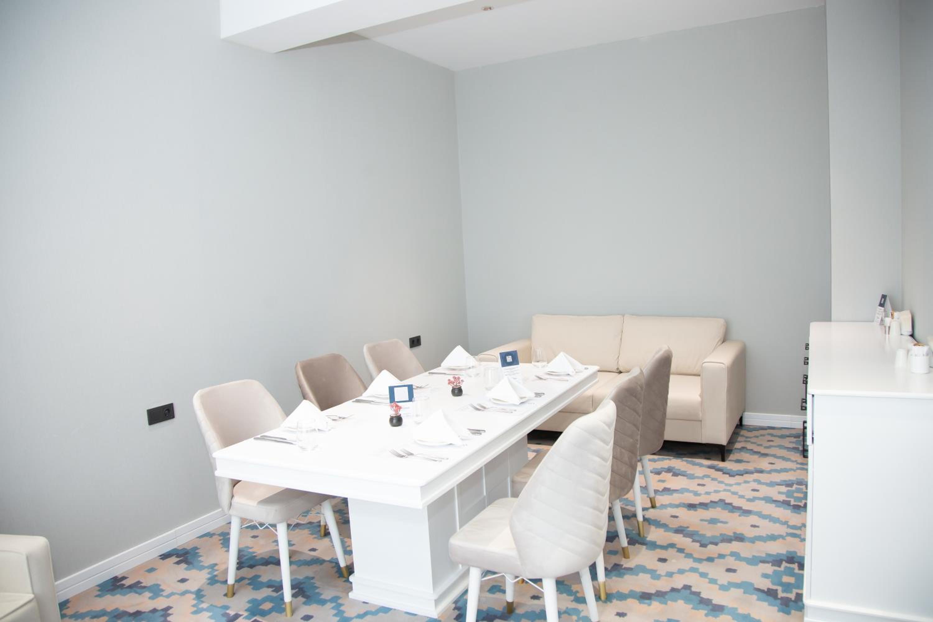 Executive Suite - Photo 9
