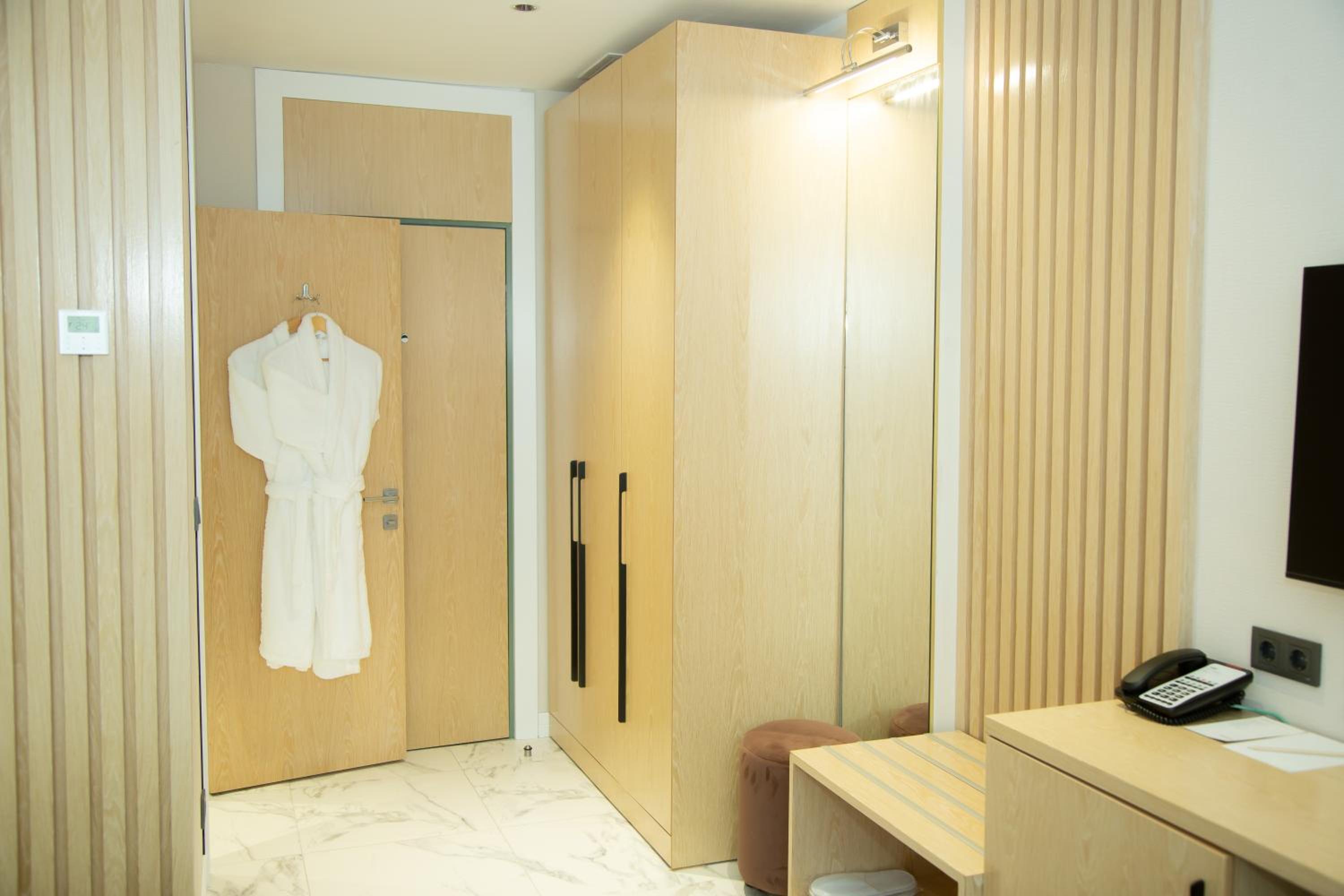 Superior King Room - Photo 1