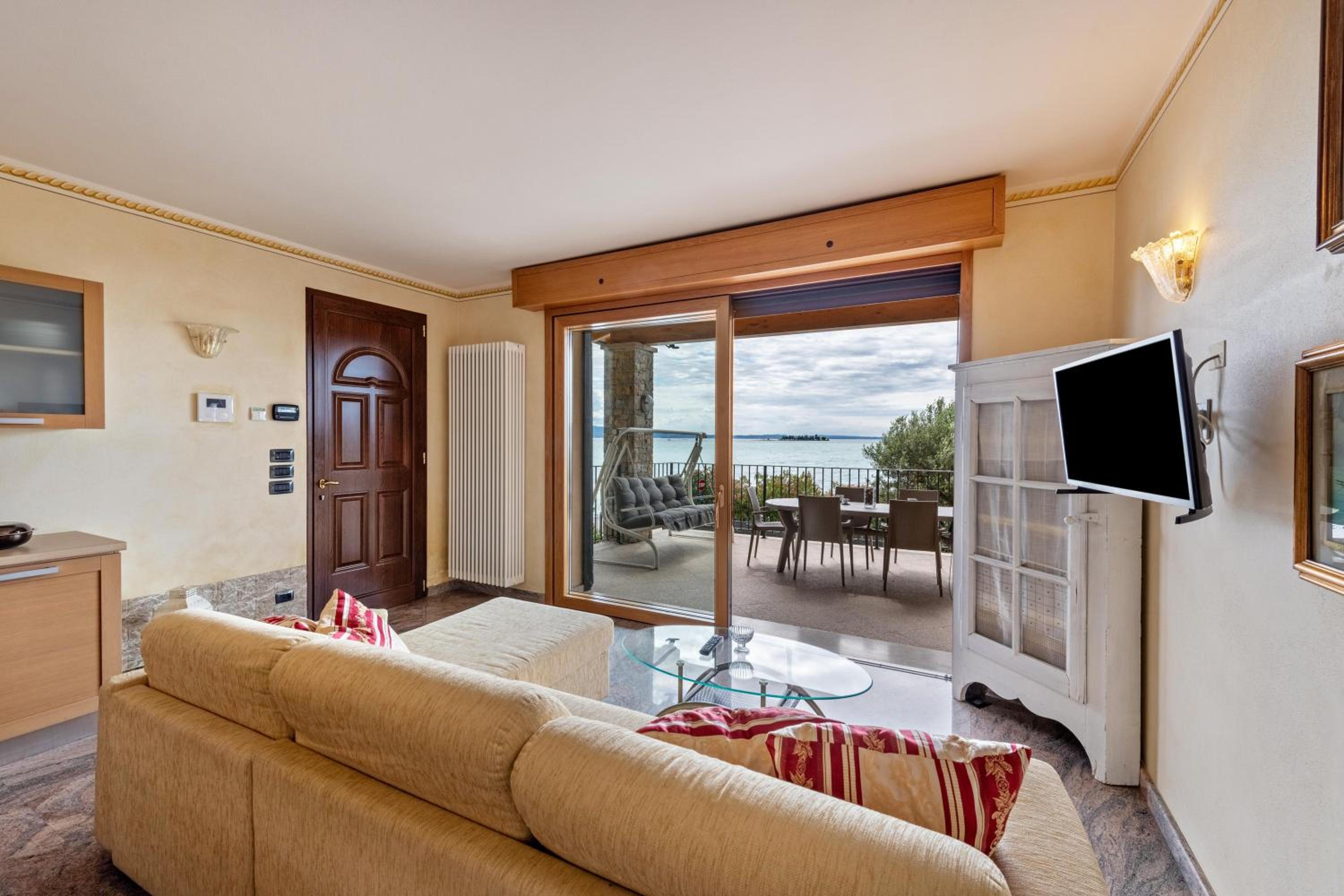 Three-Bedroom Apartment with Lake View photo 1