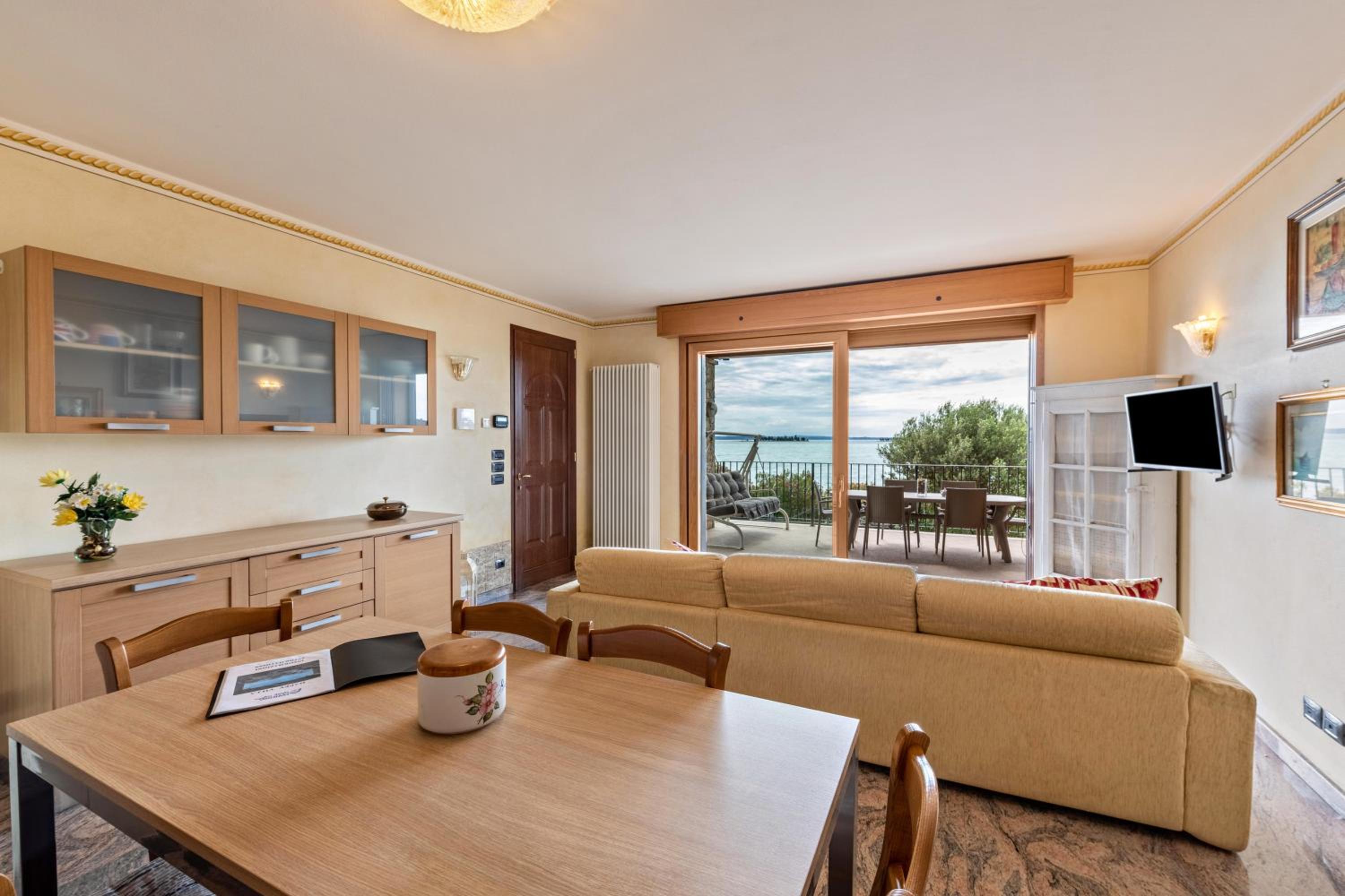 Three-Bedroom Apartment with Lake View photo 2