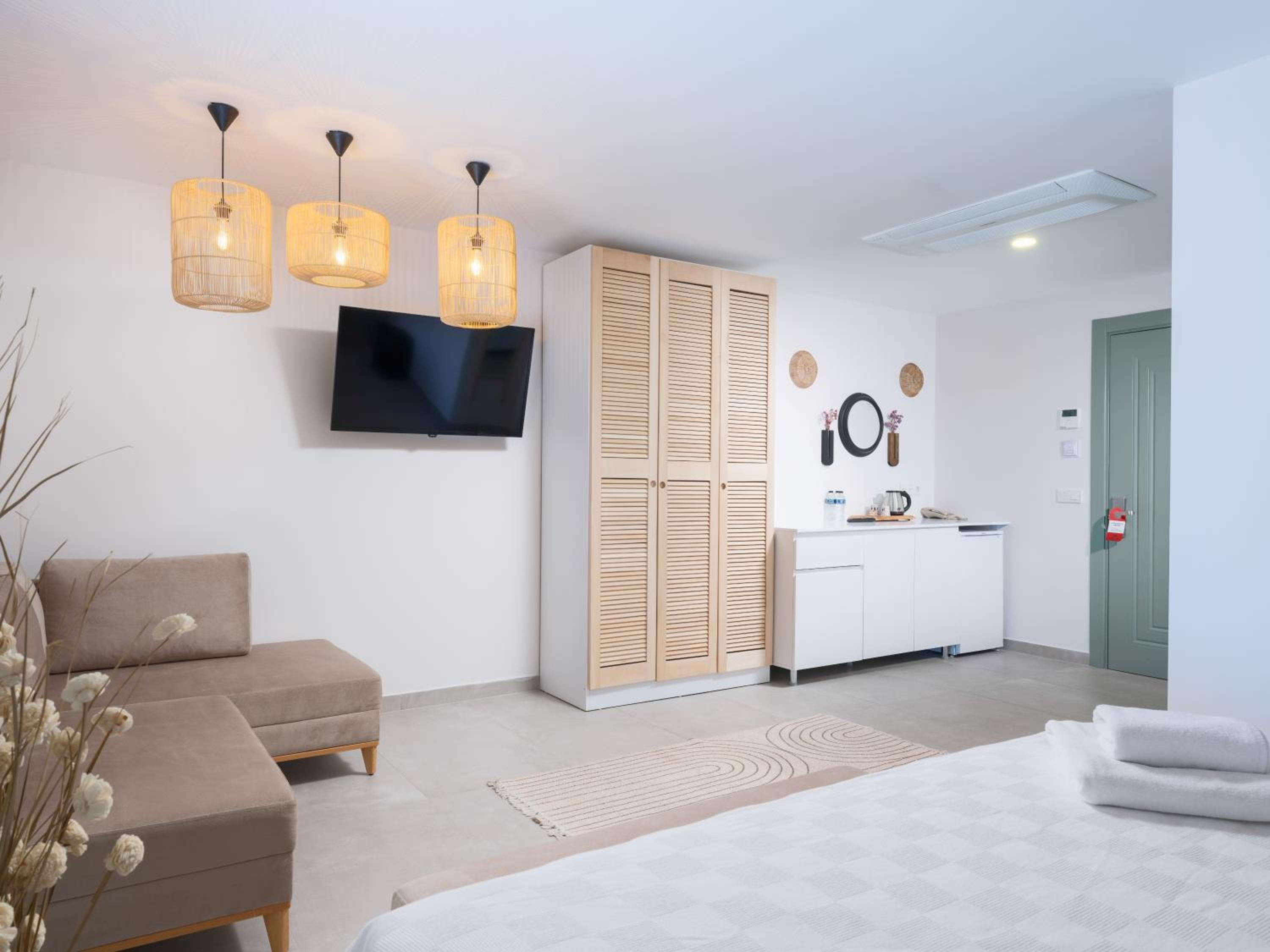 Deluxe King Room - Photo 3