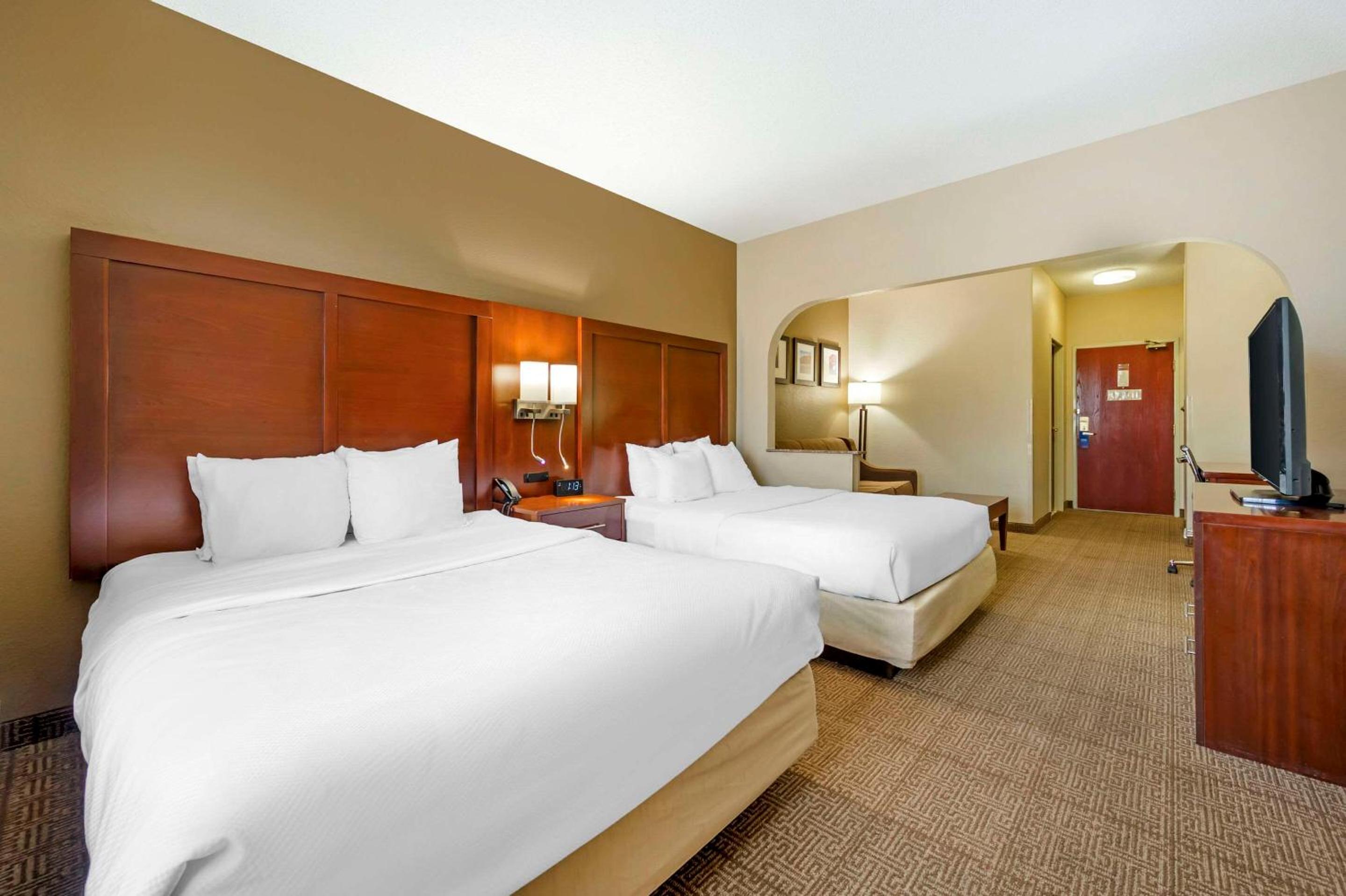 Queen Suite with Two Queen Beds - Non-Smoking photo 1