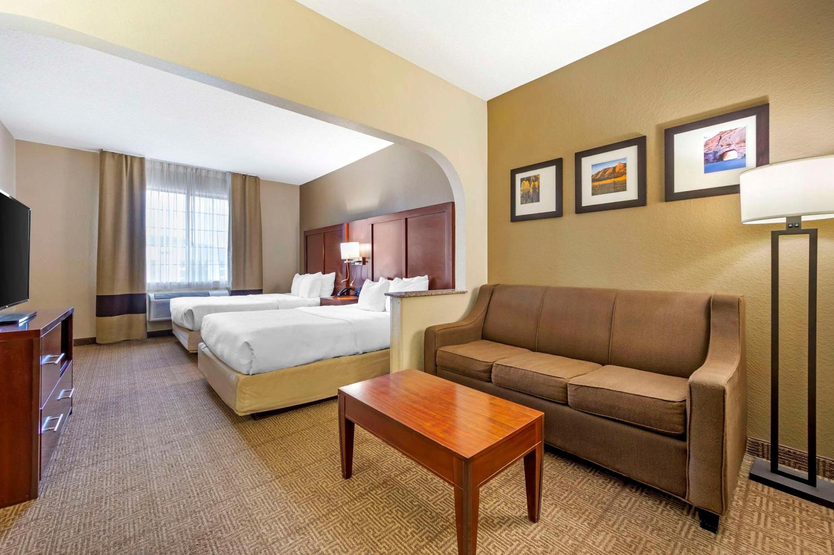 Queen Suite with Two Queen Beds - Non-Smoking photo 3