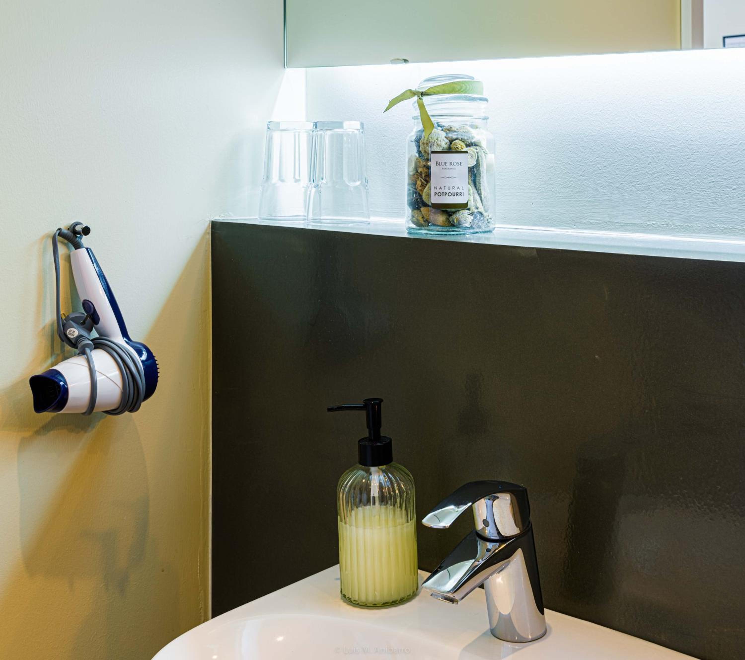 Double Room with Private Bathroom - Photo 6