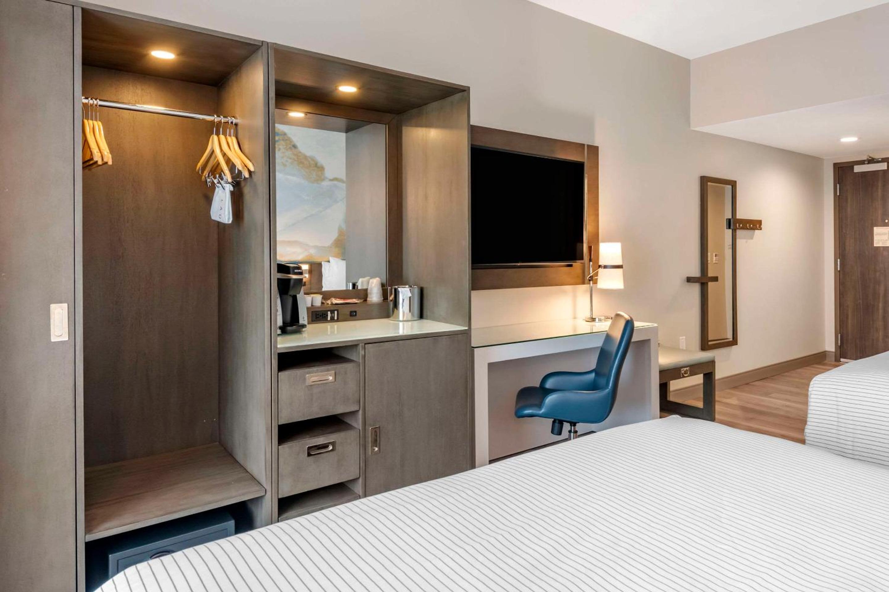 Standard Queen Room with Two Queen Beds and Shower - Non Smoking
