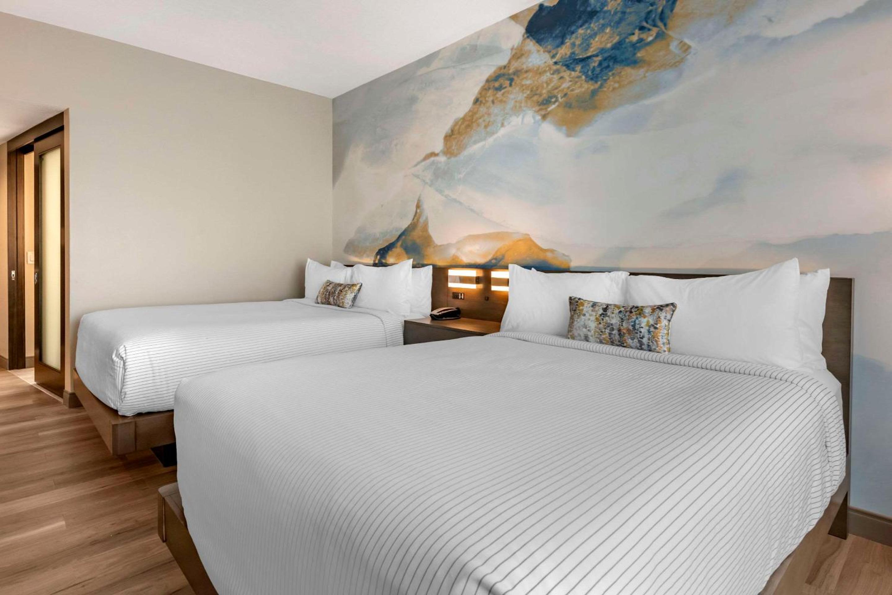 Standard Queen Room with Two Queen Beds and Shower - Non Smoking thumbnail 5