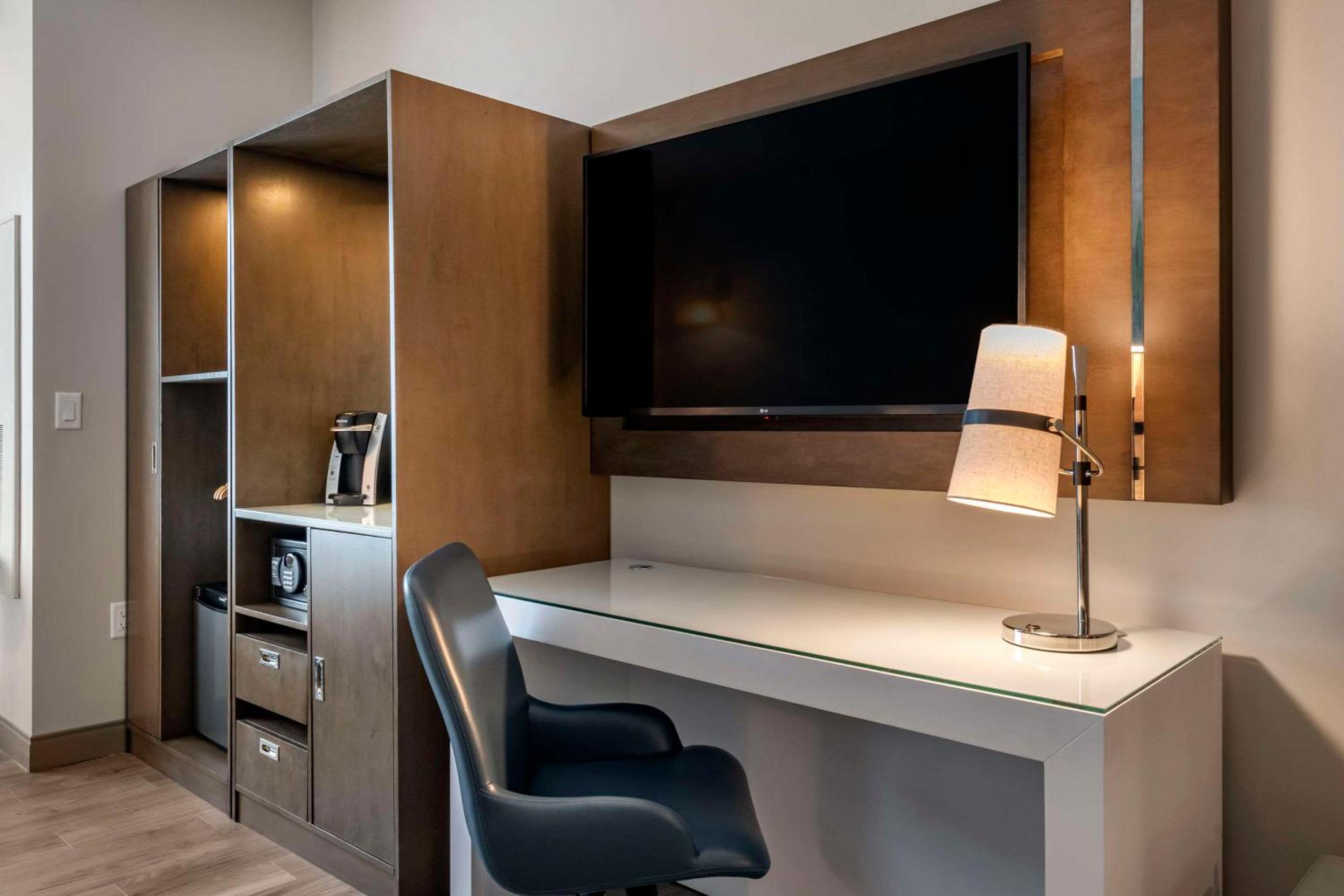 King Suite with Sofa Bed - Accessible/Non Smoking thumbnail 5