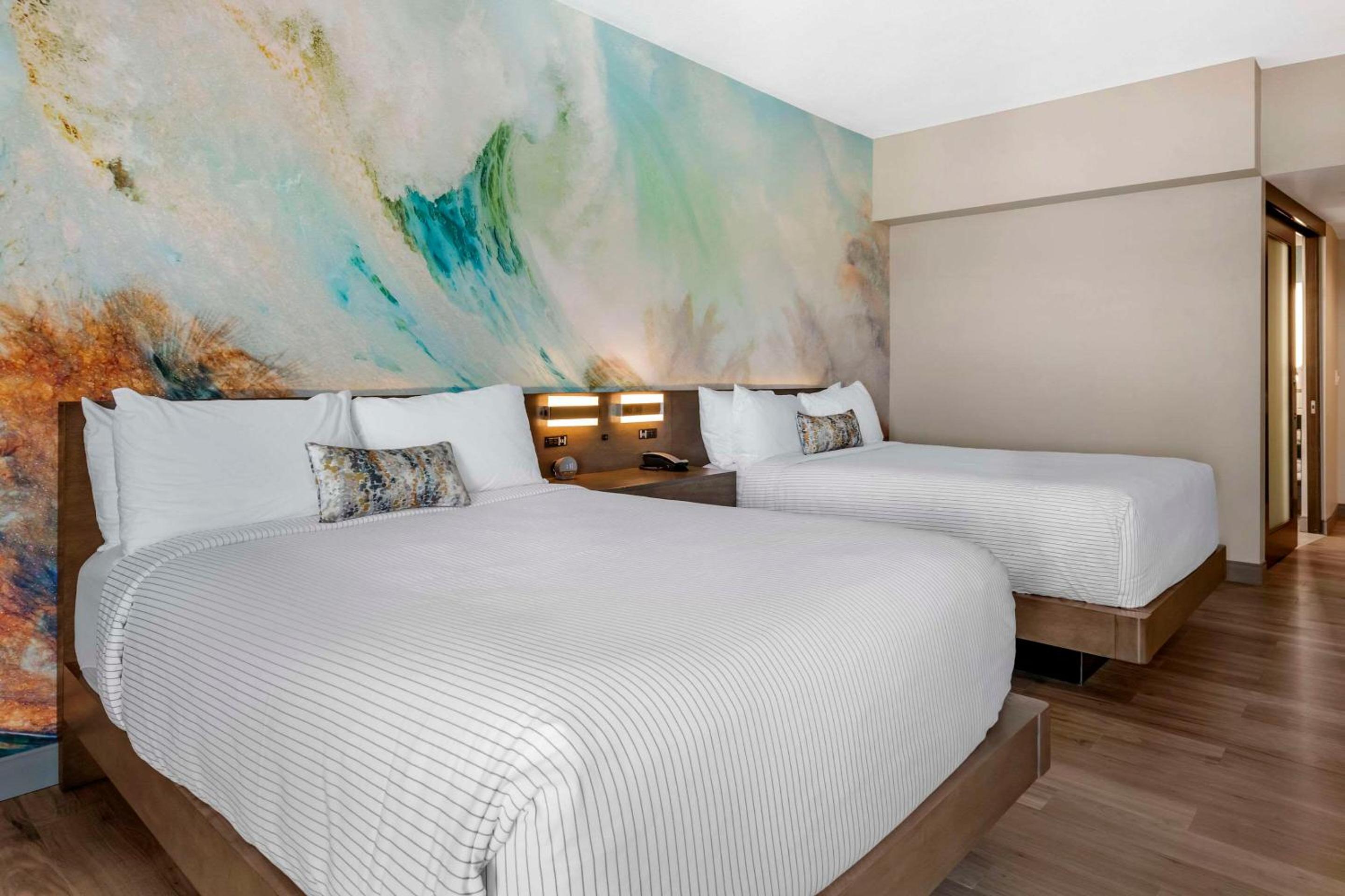 Queen Suite with Two Queen Beds - Non Smoking thumbnail 6