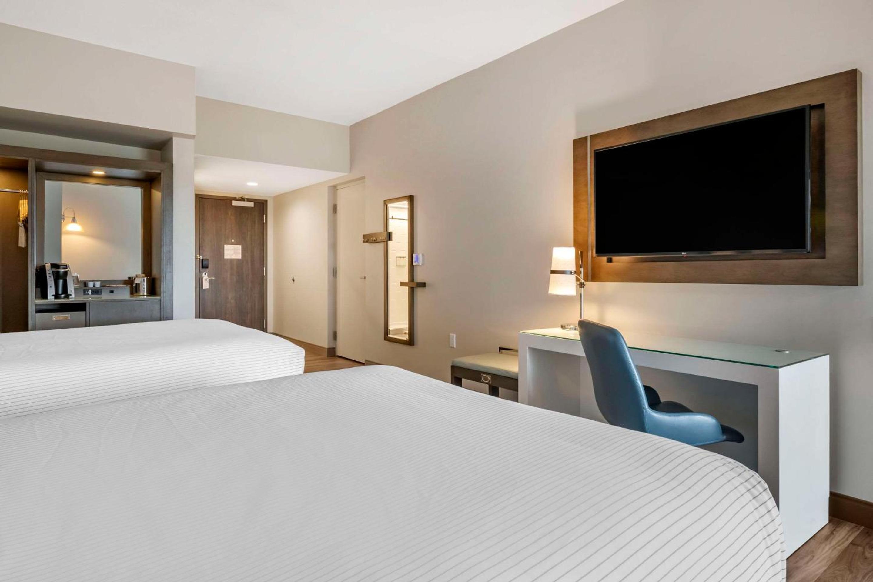Queen Suite with Two Queen Beds - Non Smoking
