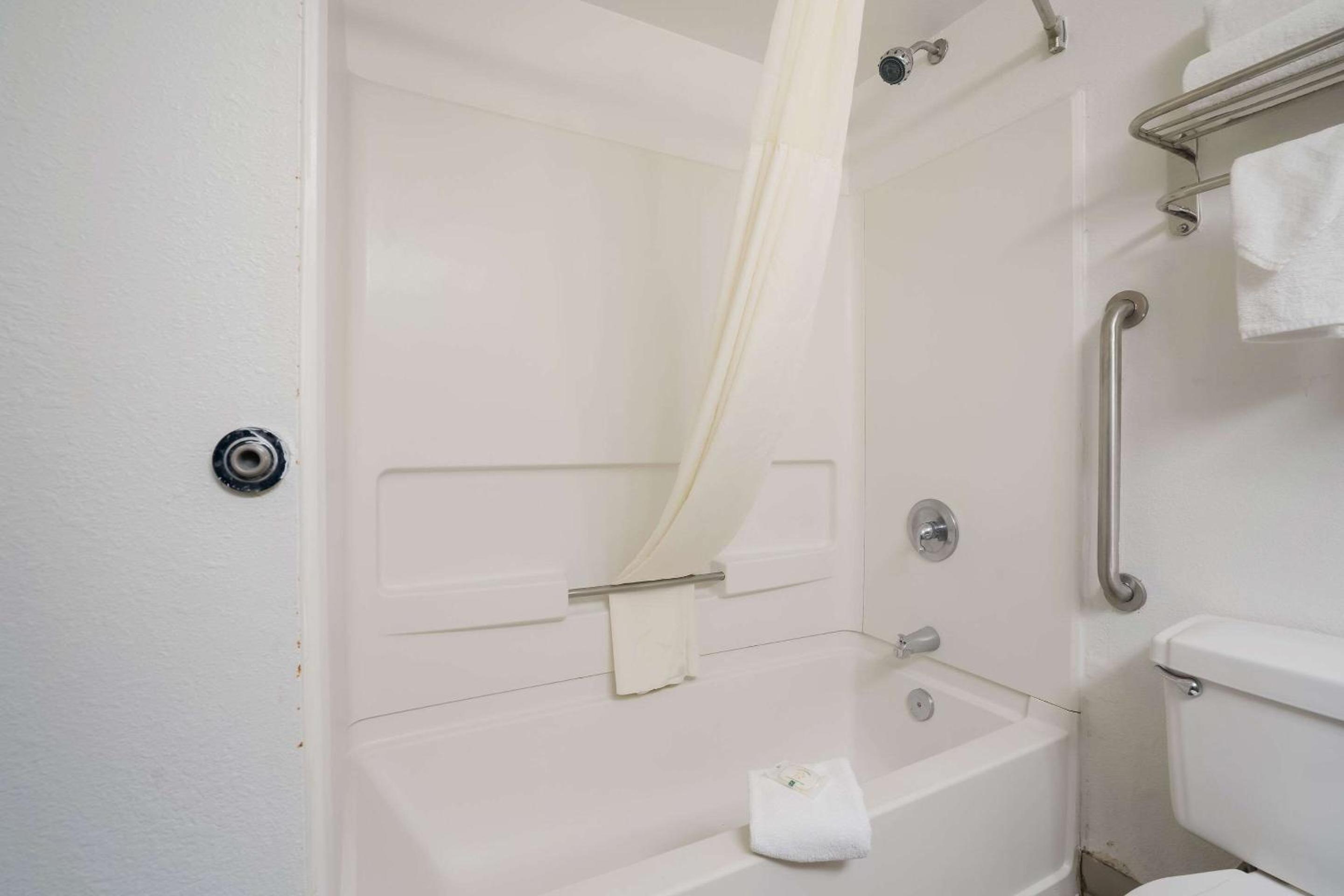 King Room - Non-Smoking - Photo 2