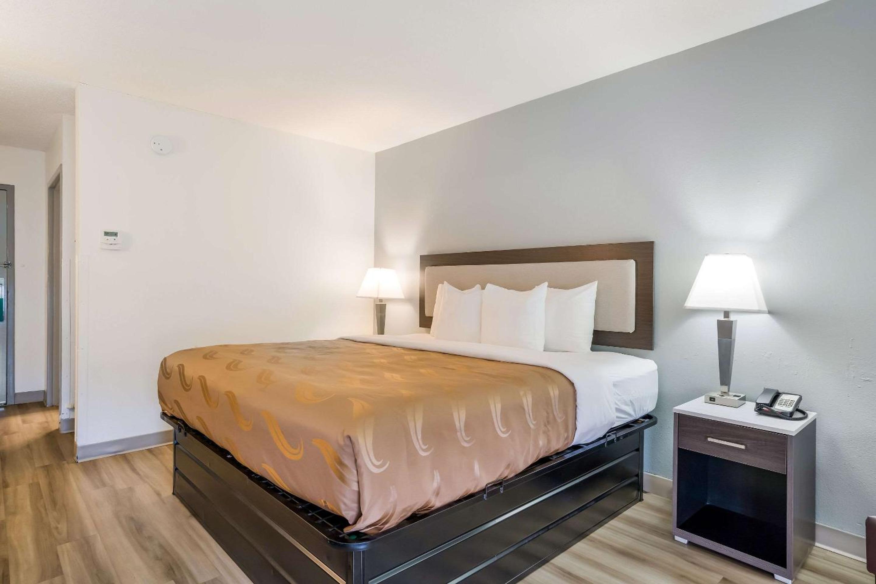King Room - Non-Smoking - Photo 9