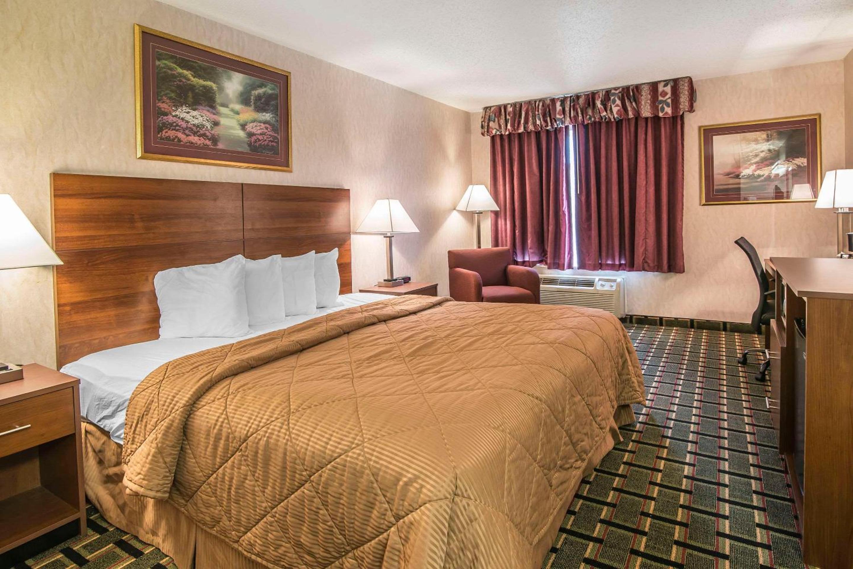 King Room - Non-Smoking - Photo 5