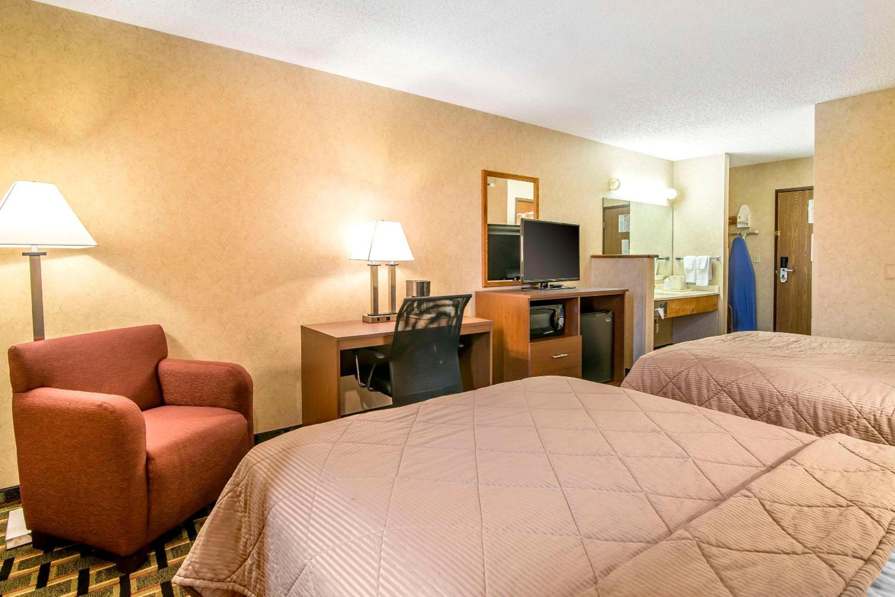 Queen Room with Two Queen Beds - Non-Smoking - Photo 5