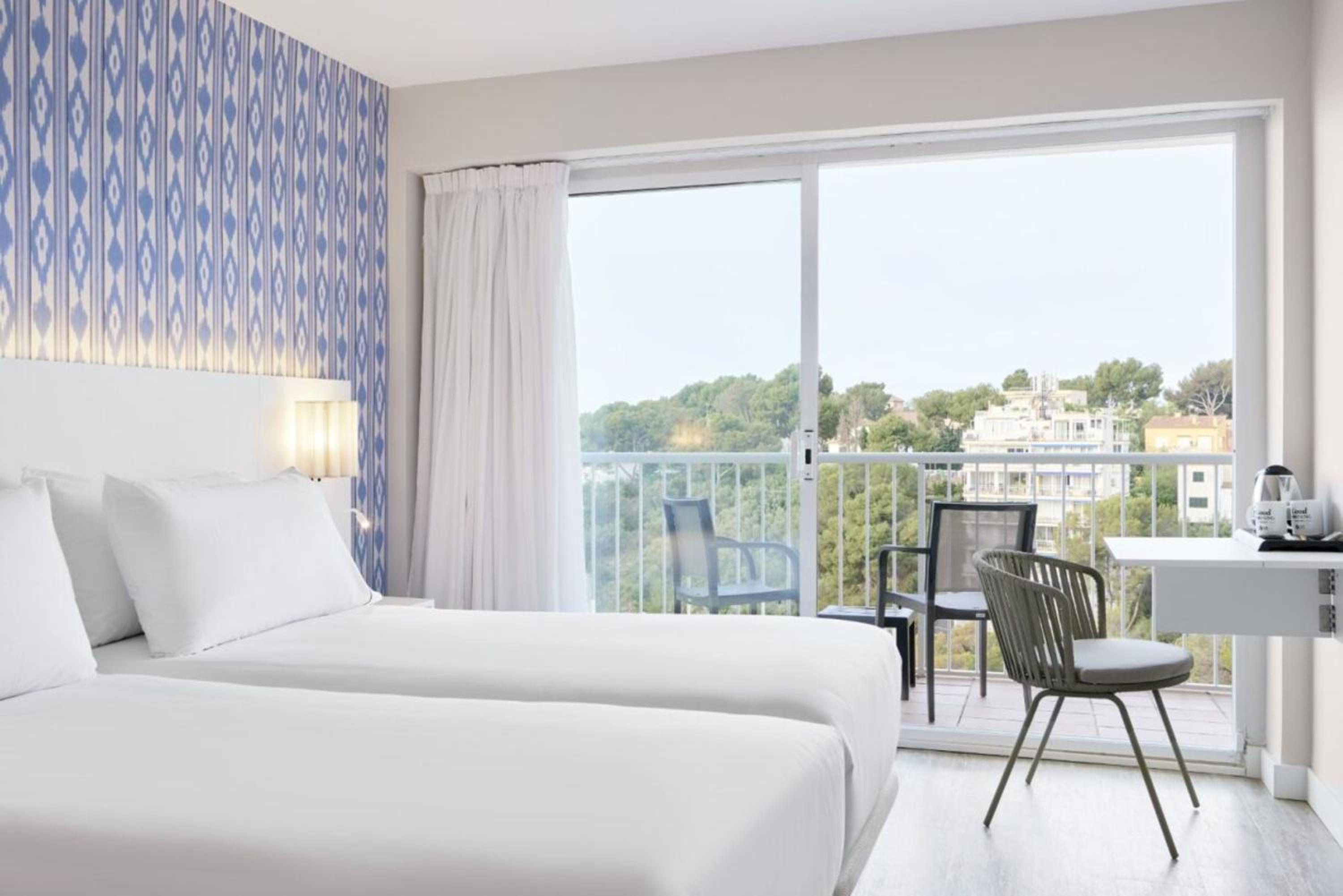 Deluxe Double Room with Sea View thumbnail 5