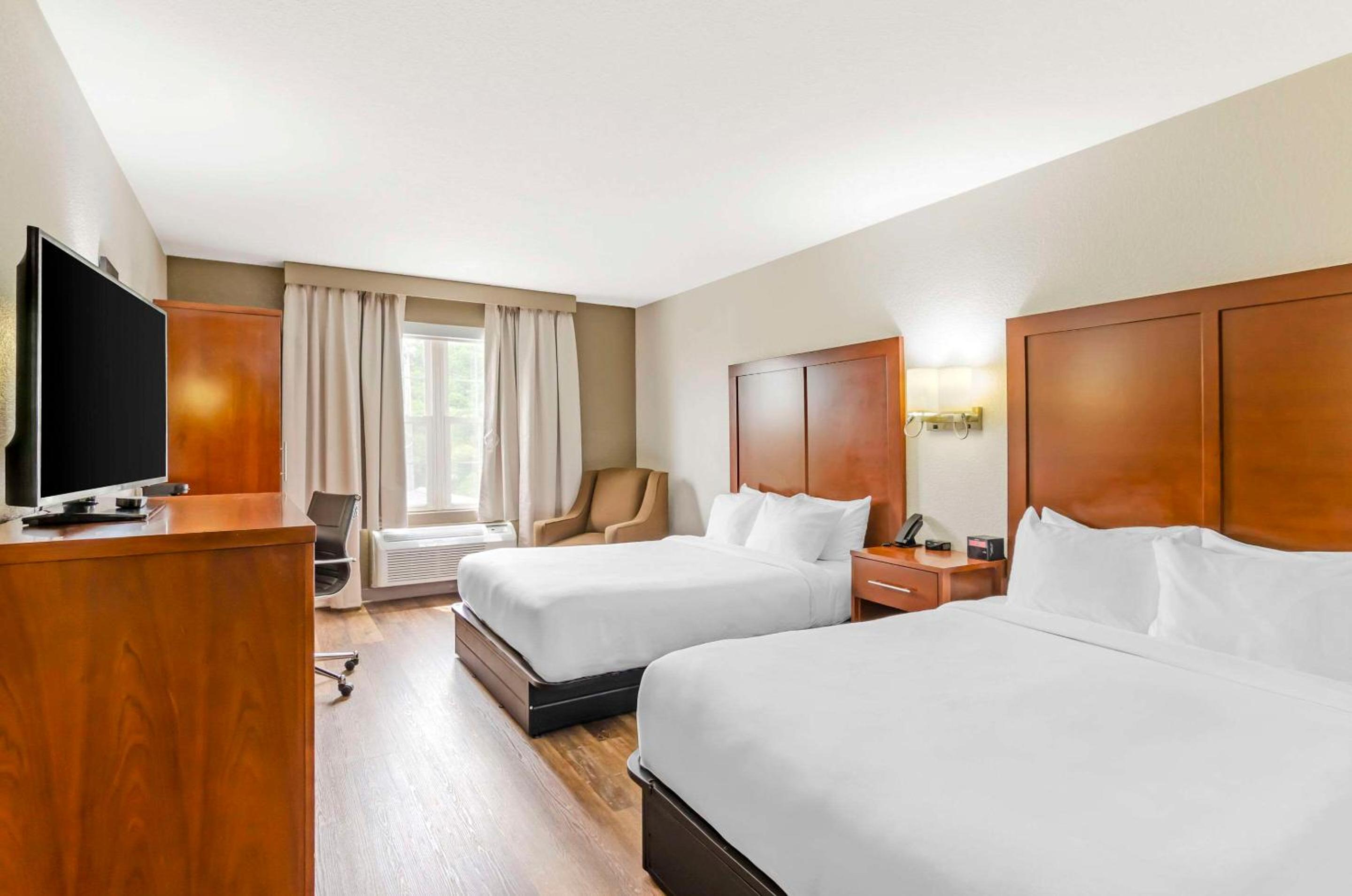 Queen Room with Two Queen Beds - Accessible/Non-Smoking  - Photo 3
