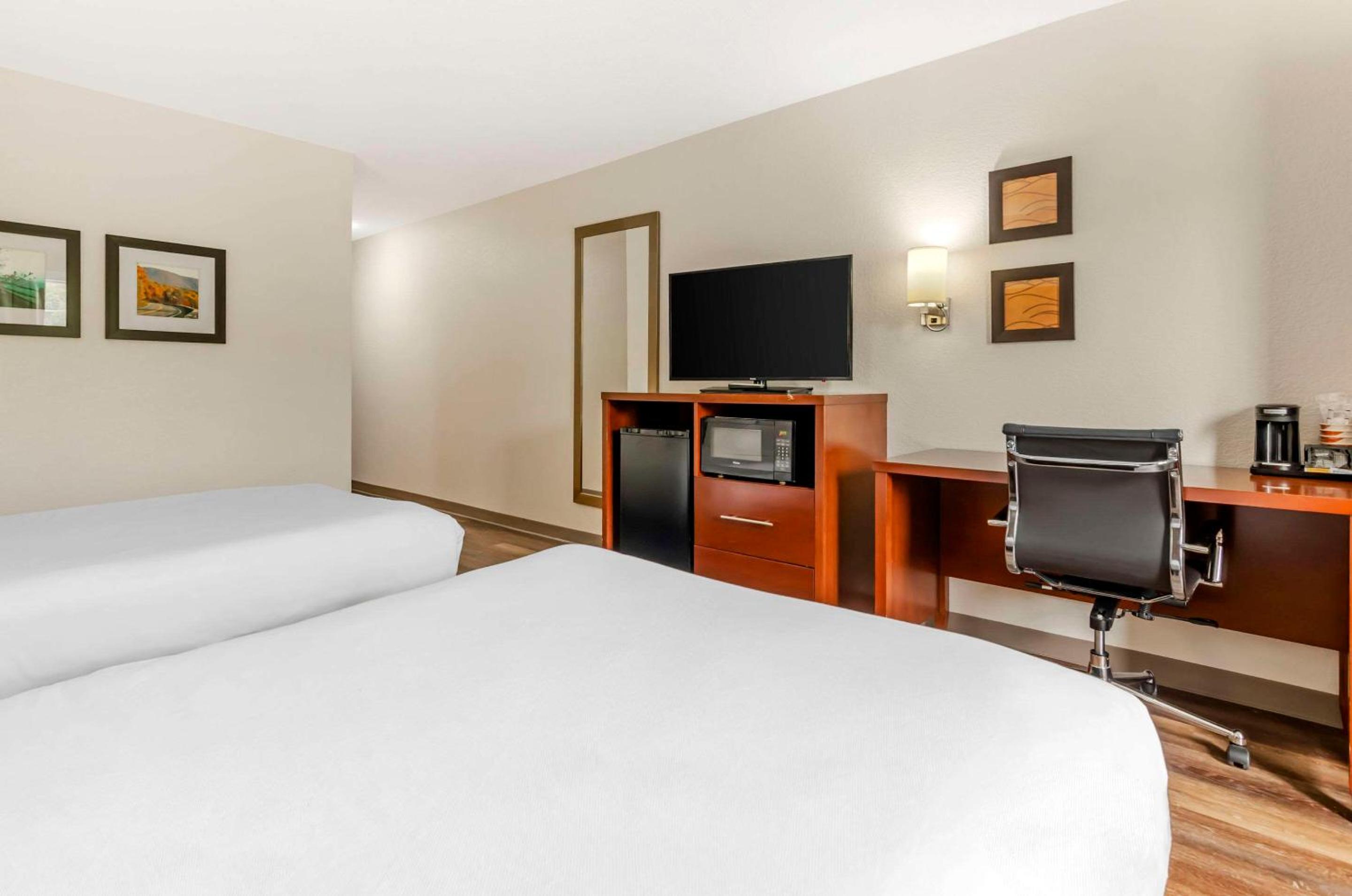 Queen Room with Two Queen Beds - Accessible/Non-Smoking  - Photo 4