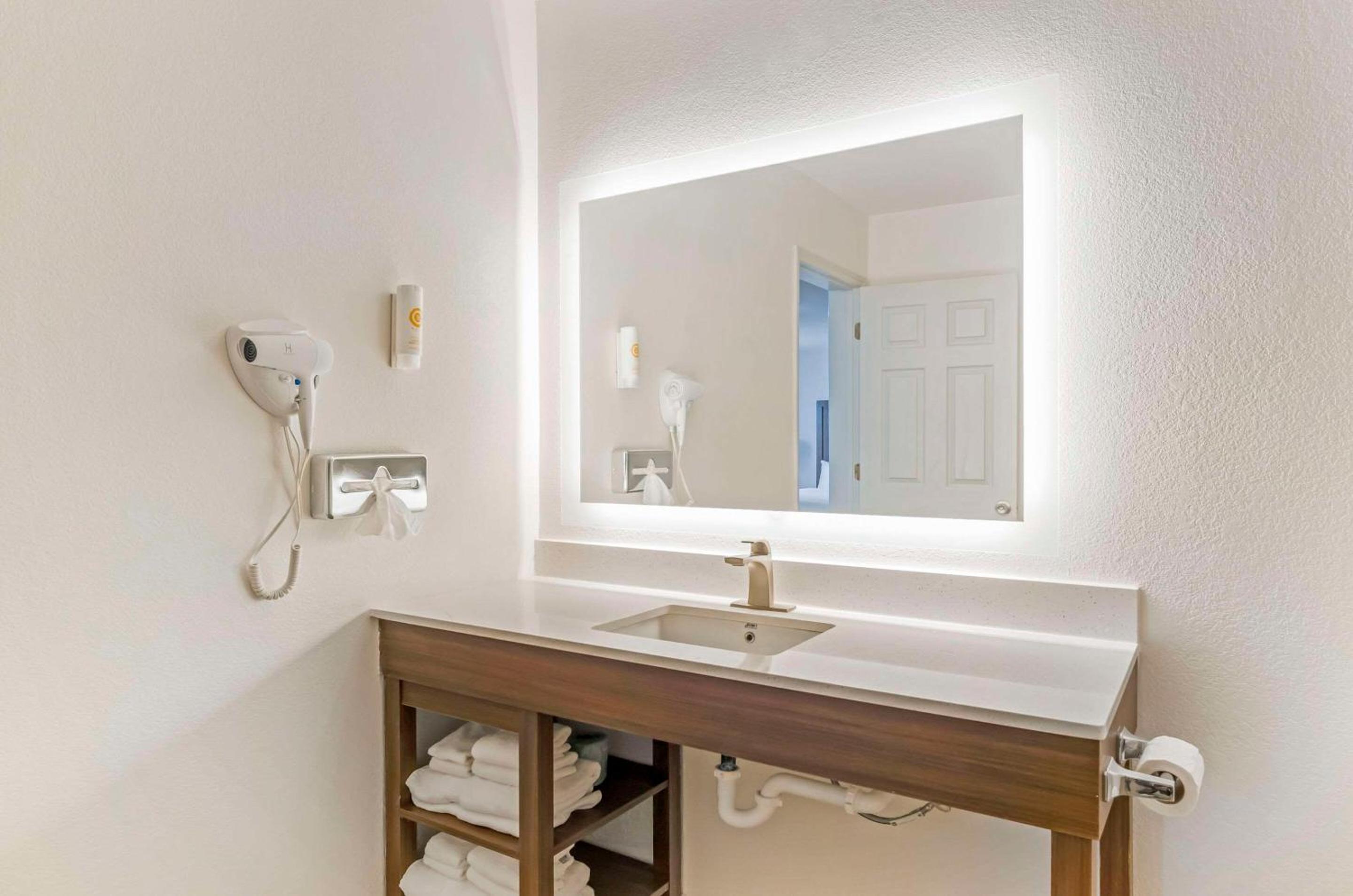 Superior King Suite - Non-Smoking - Photo 2