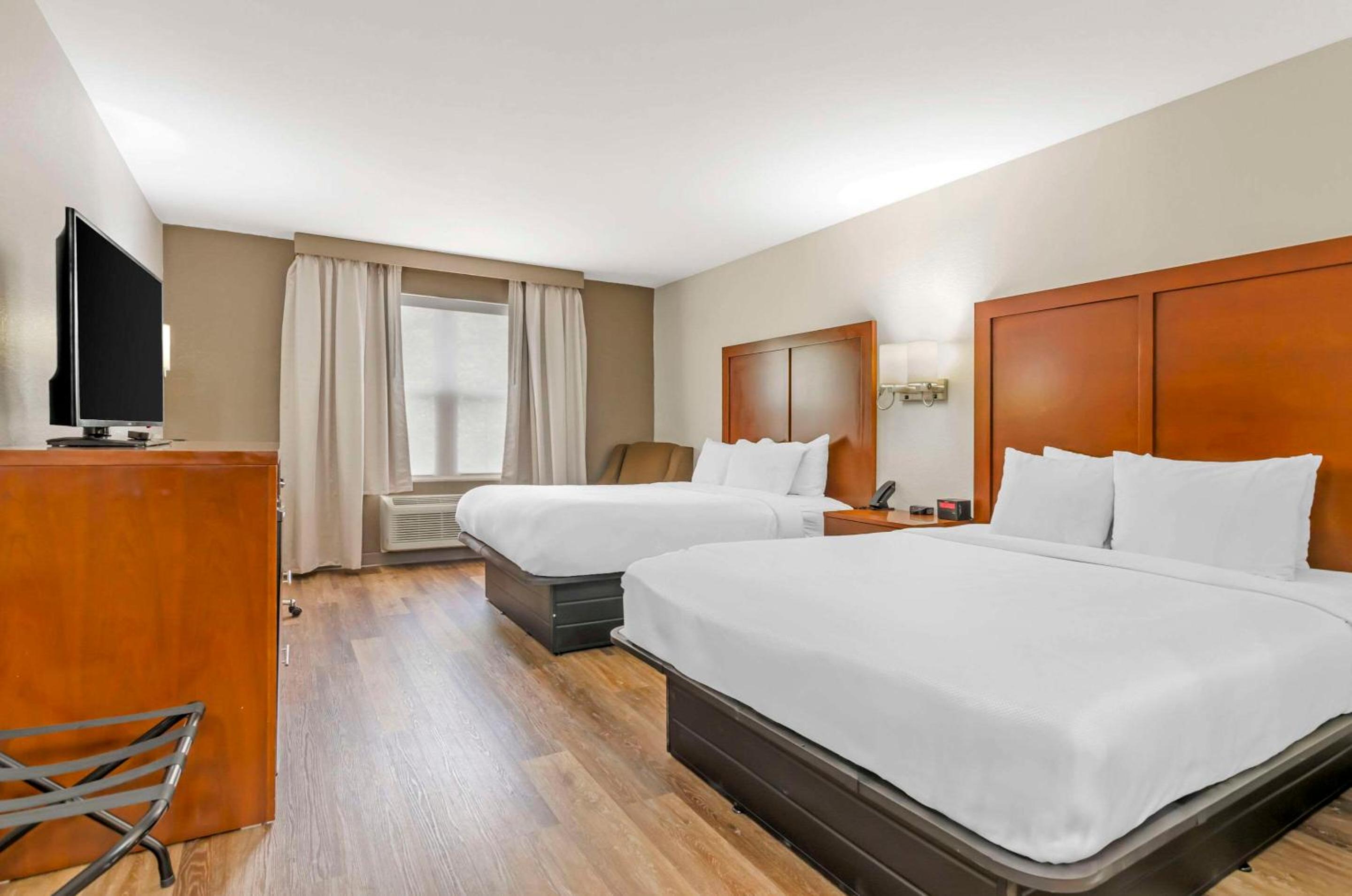 Standard Queen Room with Two Queen Beds - Photo 2