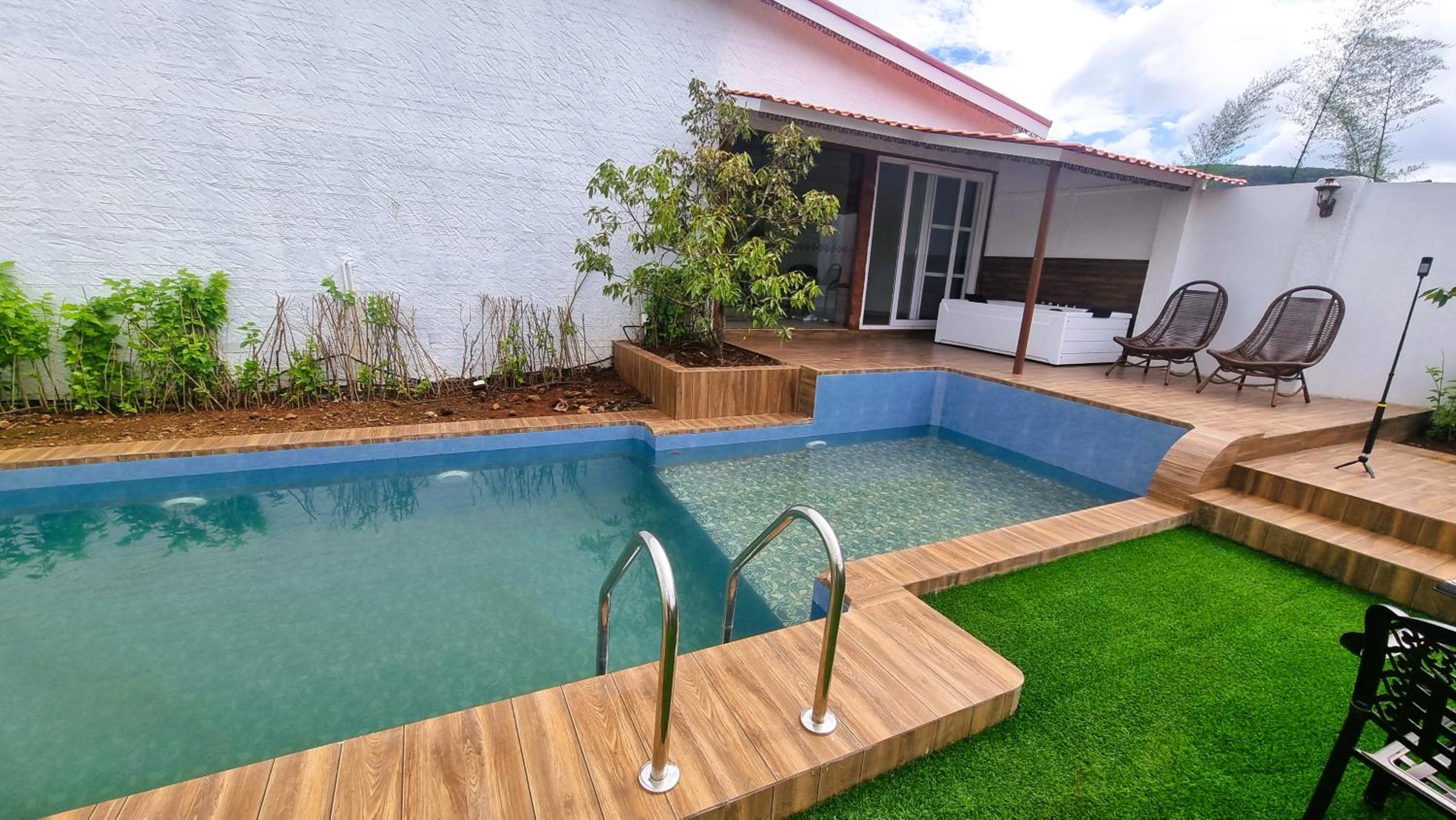 Stream Villa with Pool and Outdoor Jacuzzi. Row-House Villa