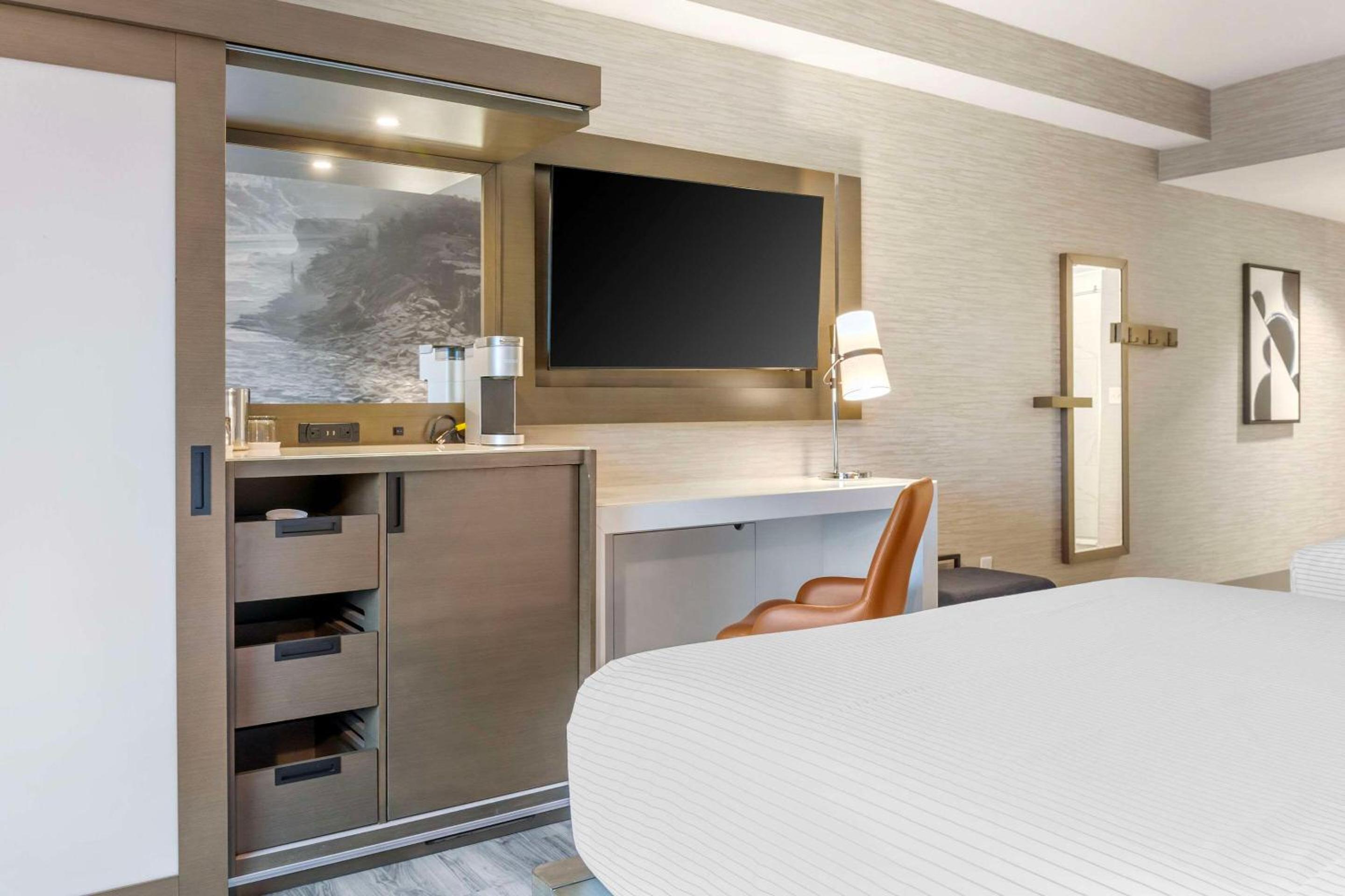Quadruple Room with Two Queen Beds - Non Smoking - Photo 2