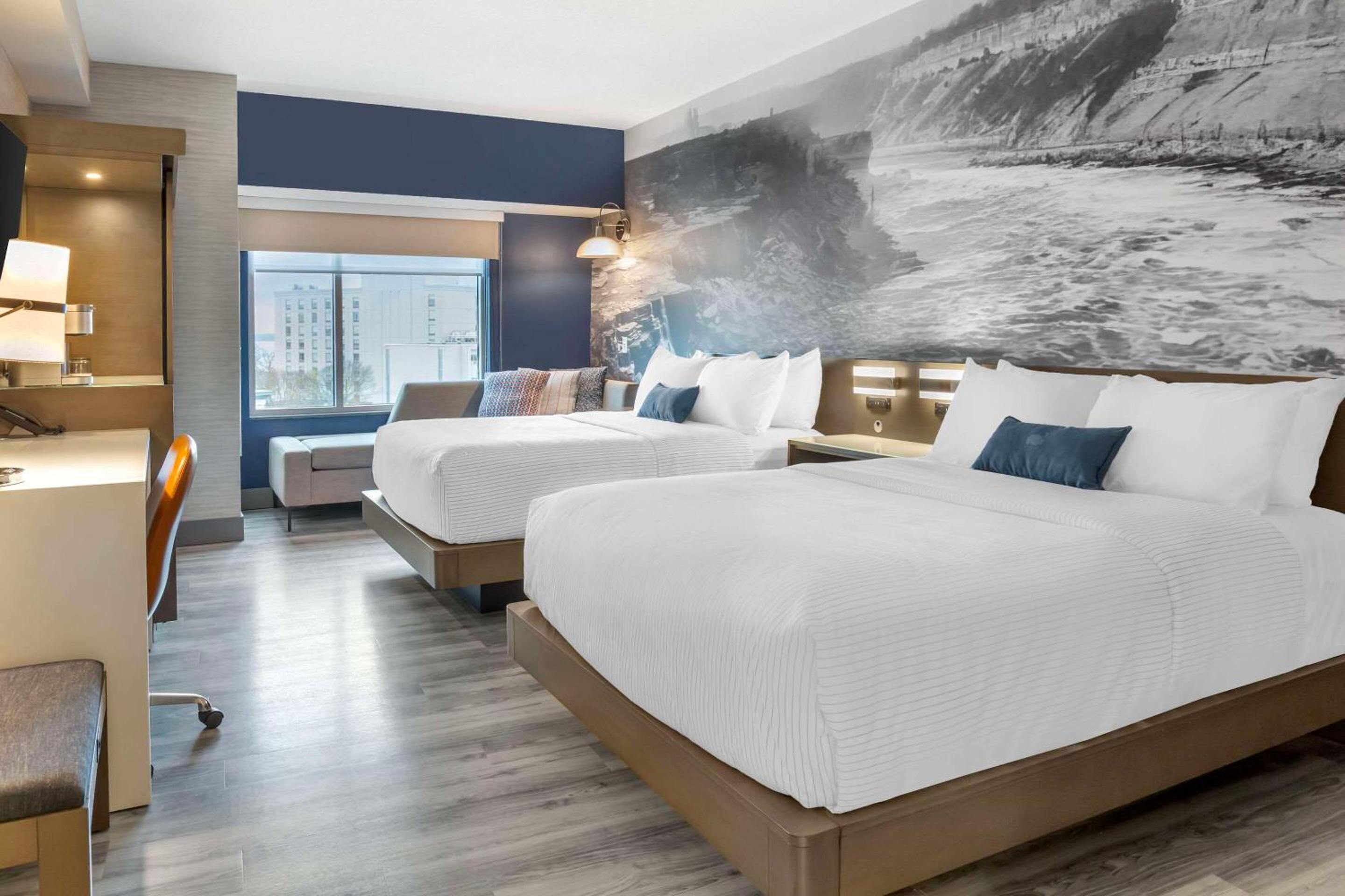 Quadruple Room with Two Queen Beds and Water View - Non Smoking photo 3