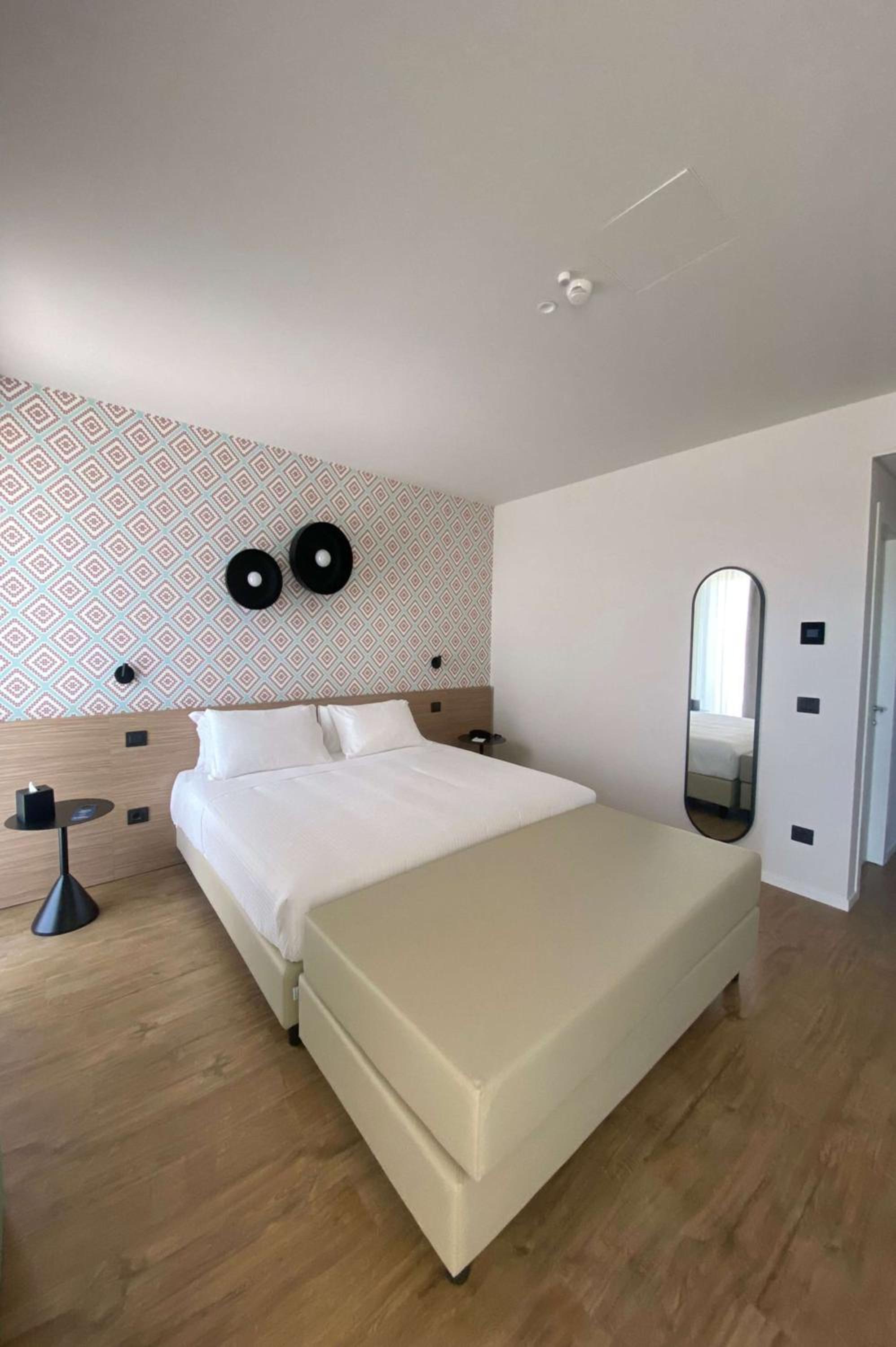 Two-Bedroom Superior Room with One King Bed and One Single Bed - Non-Smoking - Photo 2