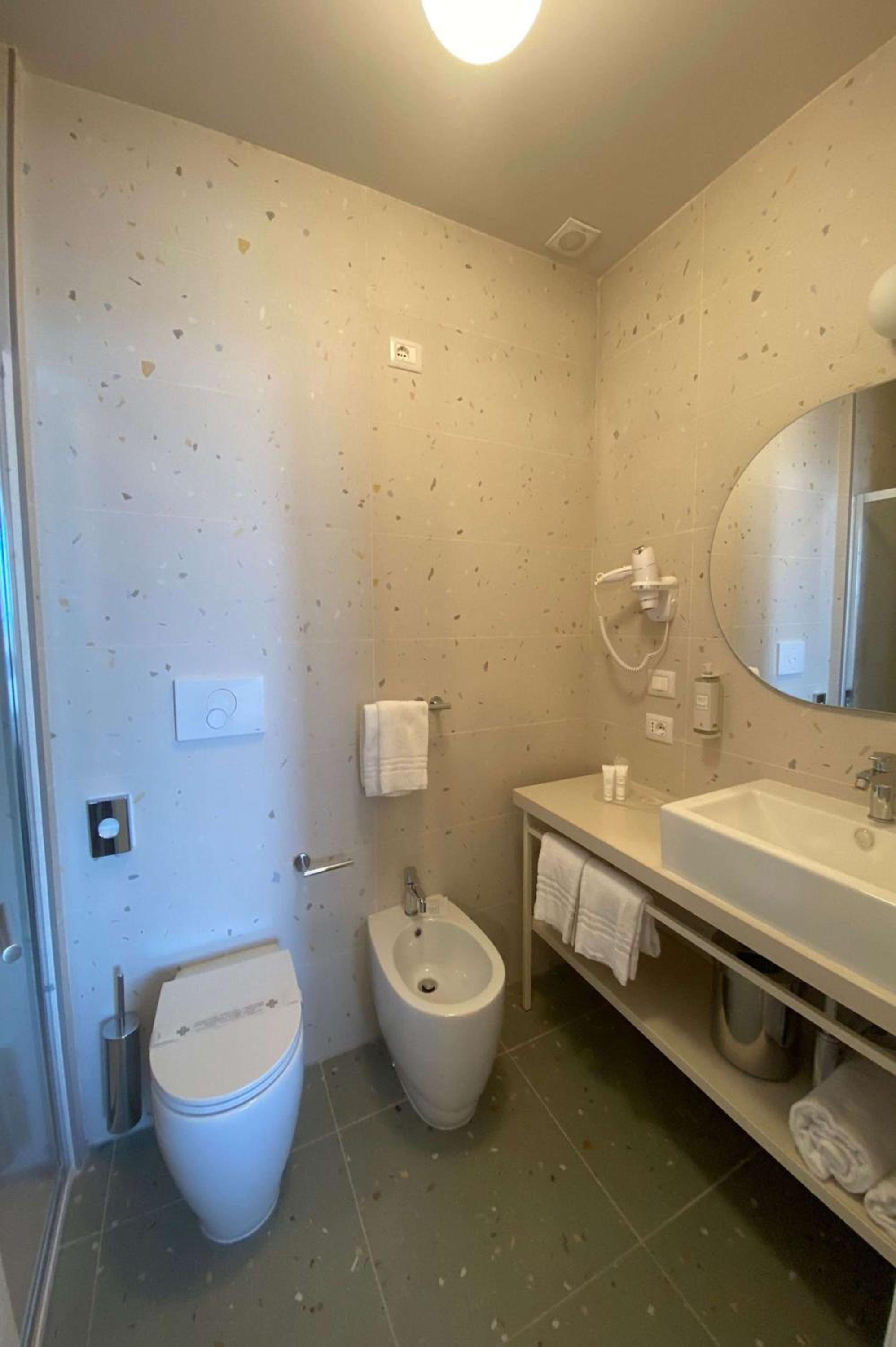 Comfort Queen Room - Non-Smoking  - Photo 11