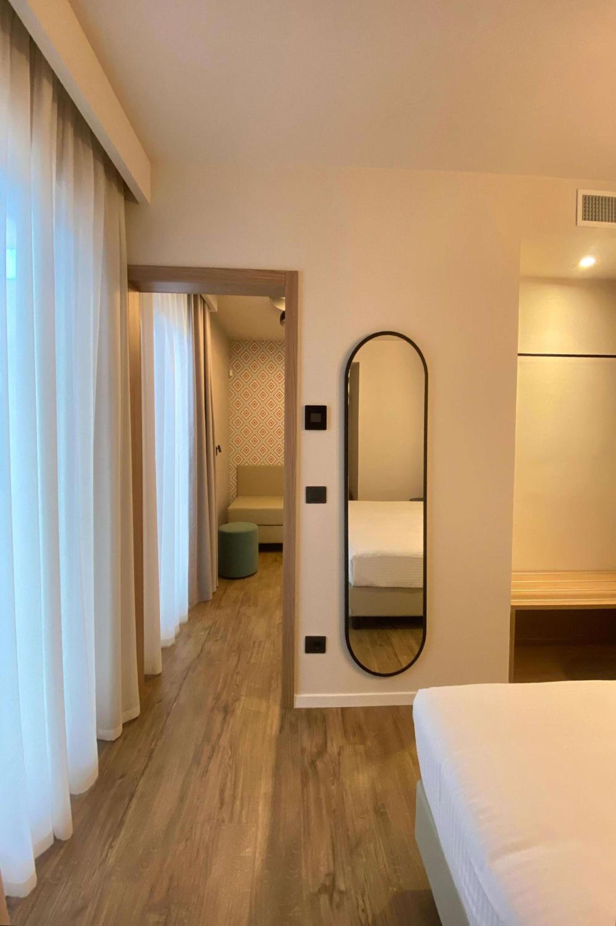 Comfort Queen Room - Non-Smoking  - Photo 5