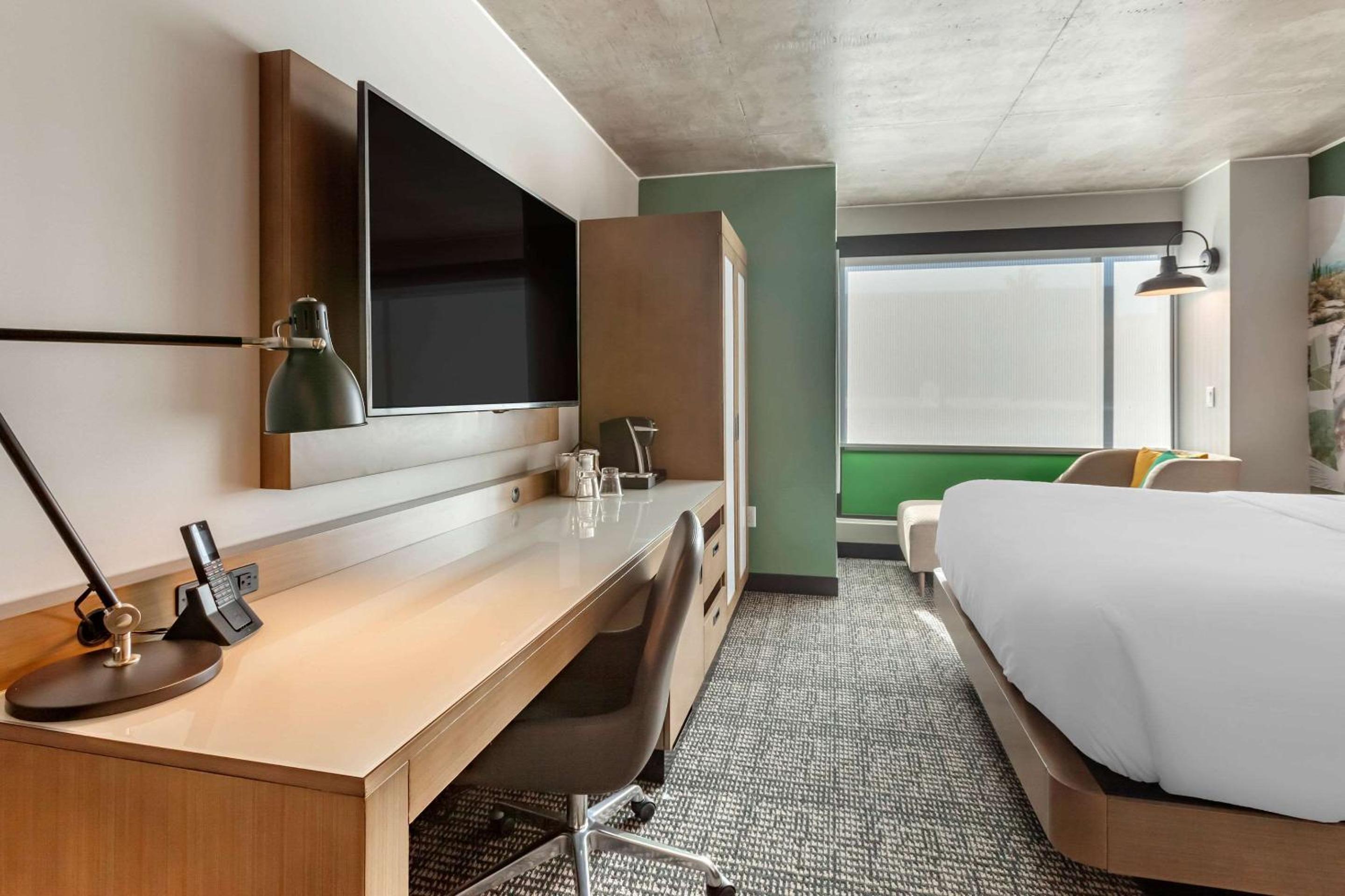 King Room - Non-Smoking - Photo 3