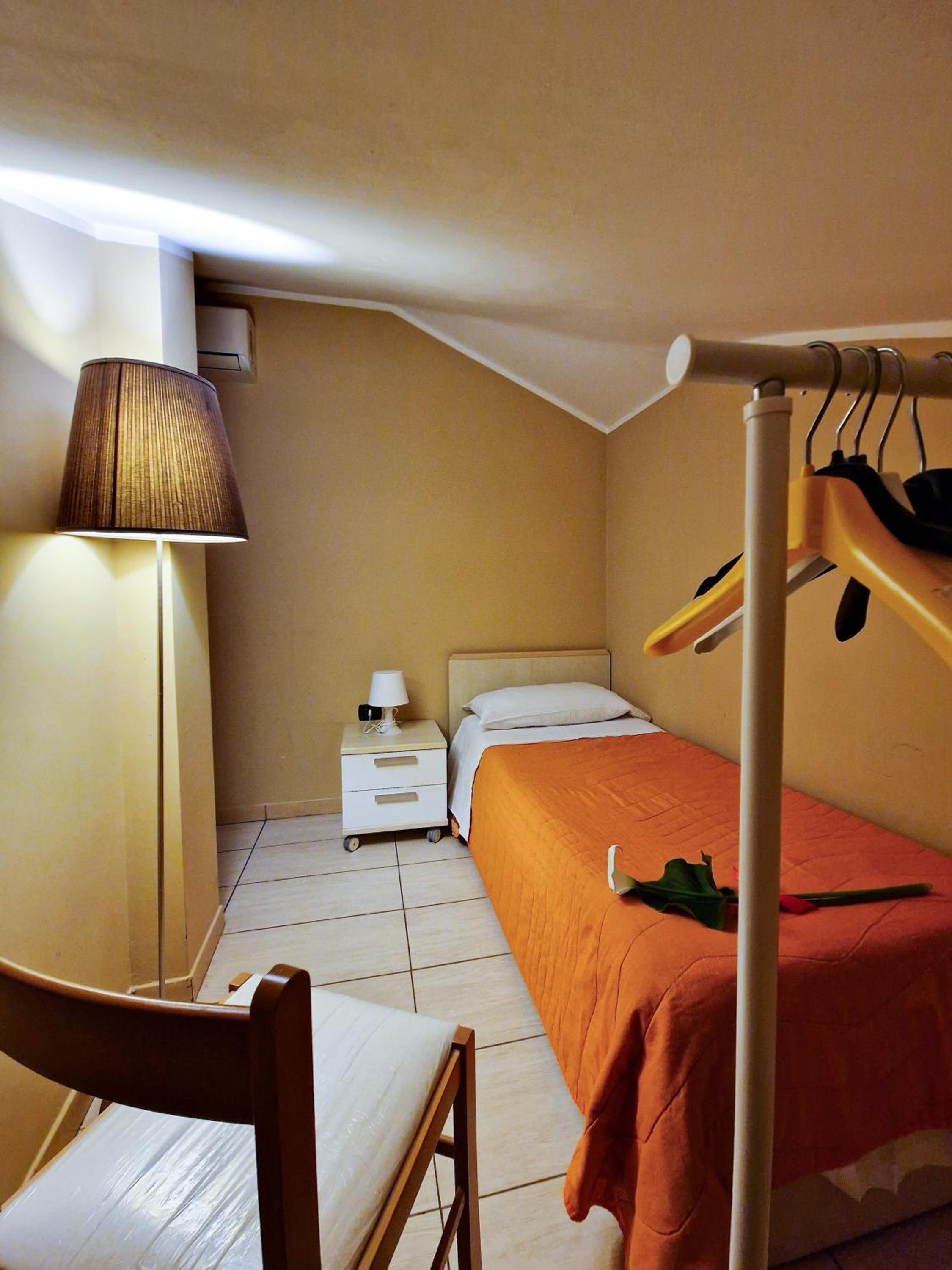 Economy Triple Room photo 3