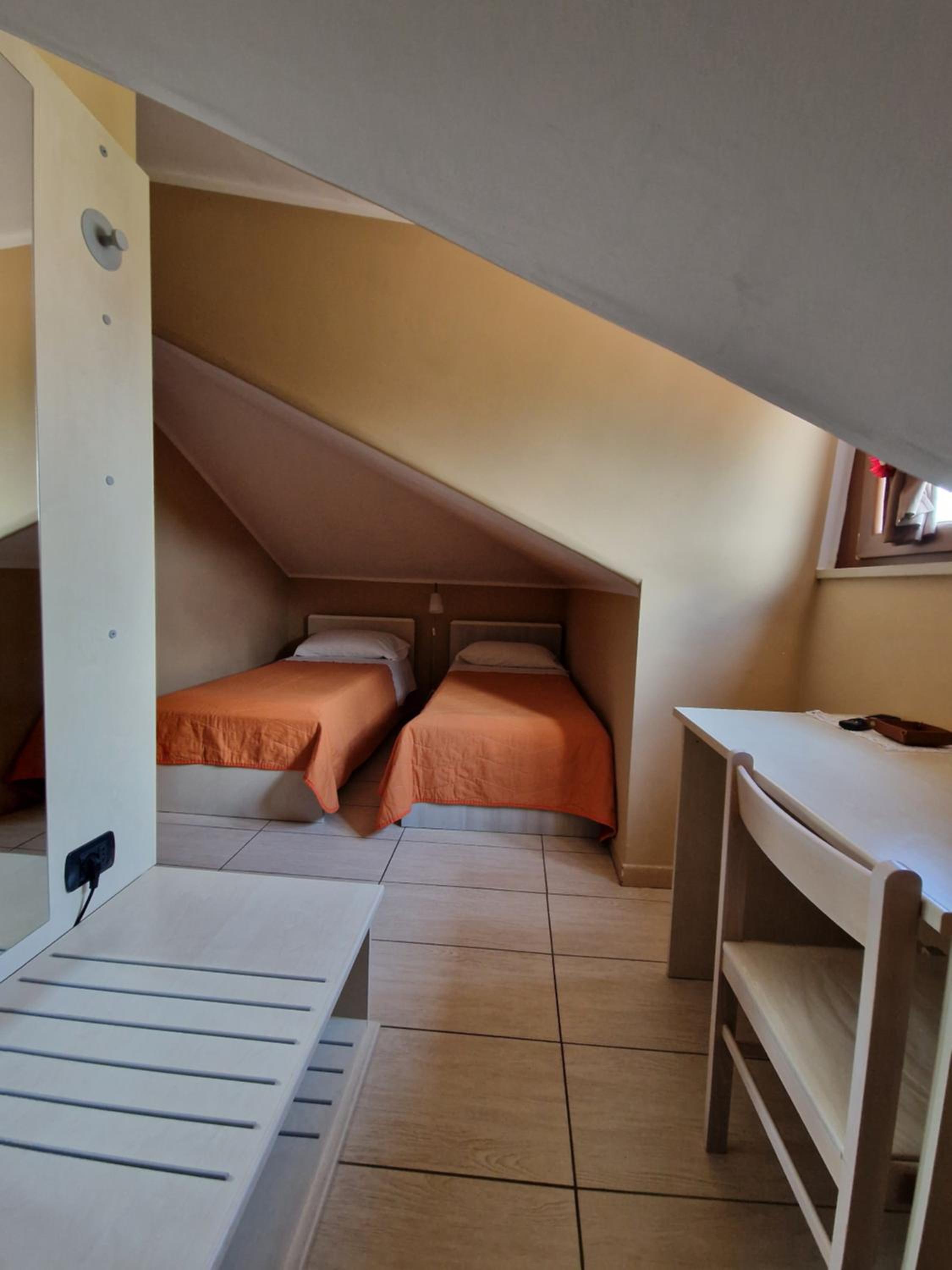 Economy Triple Room photo 2