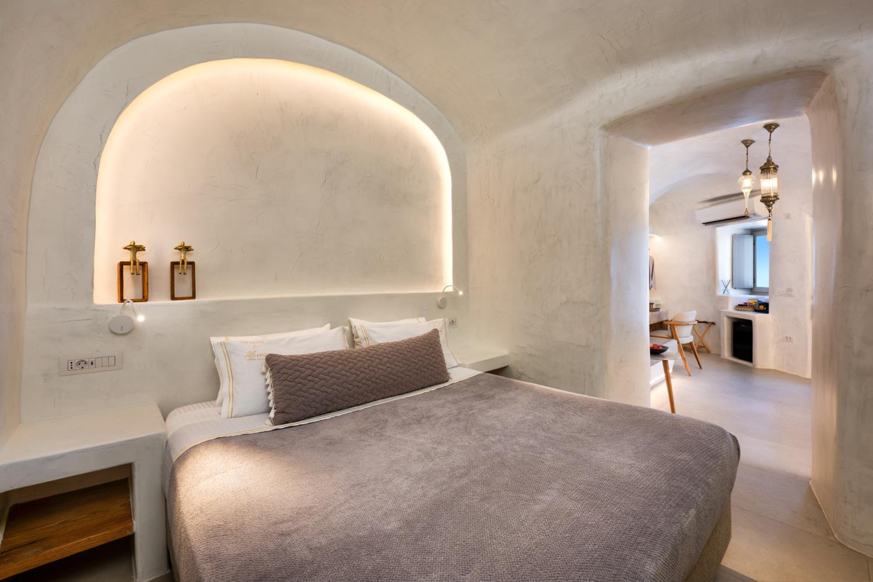 Deluxe Suite with Caldera View - Photo 19