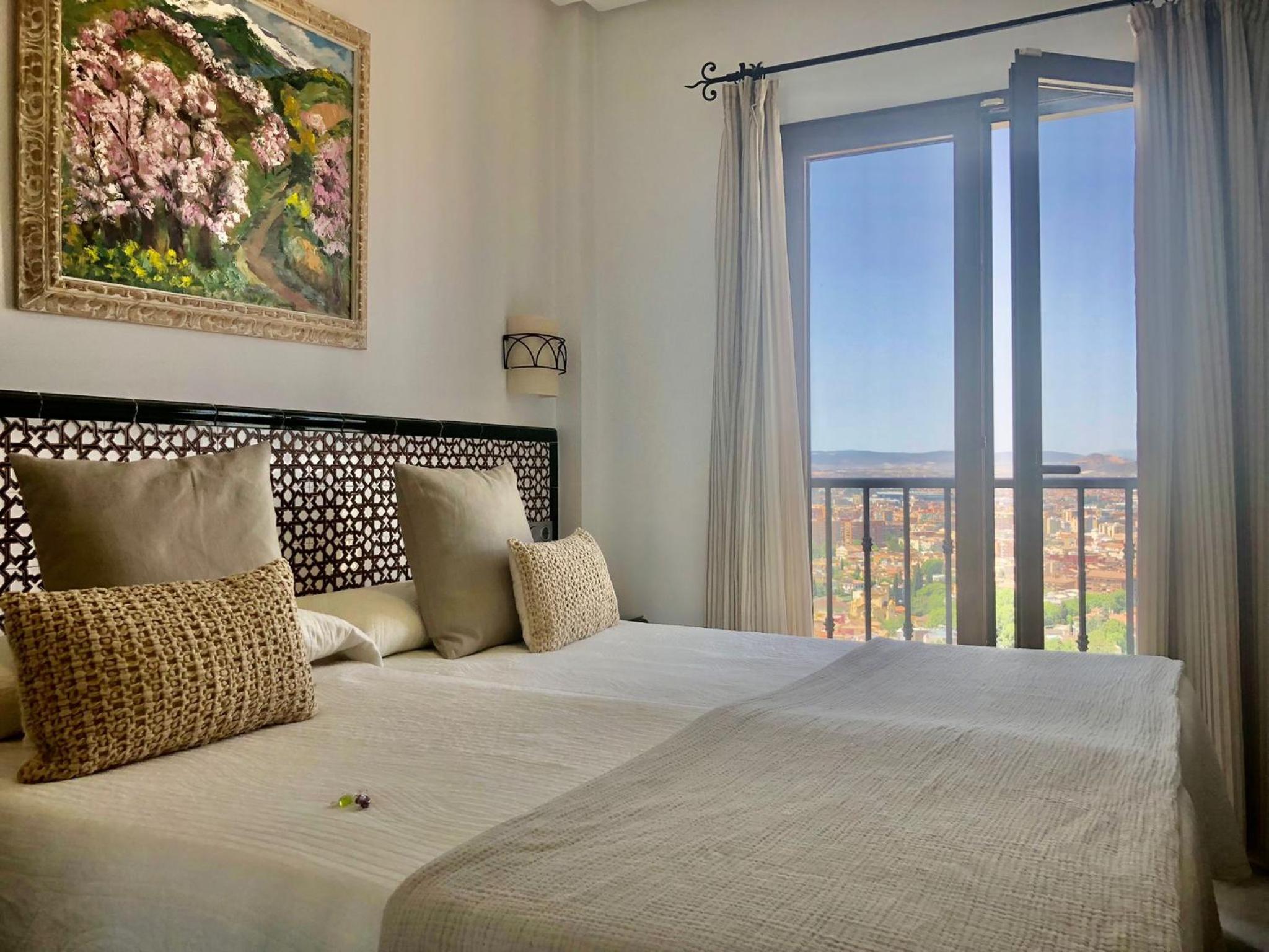 Superior Twin Room with City View - Photo 1
