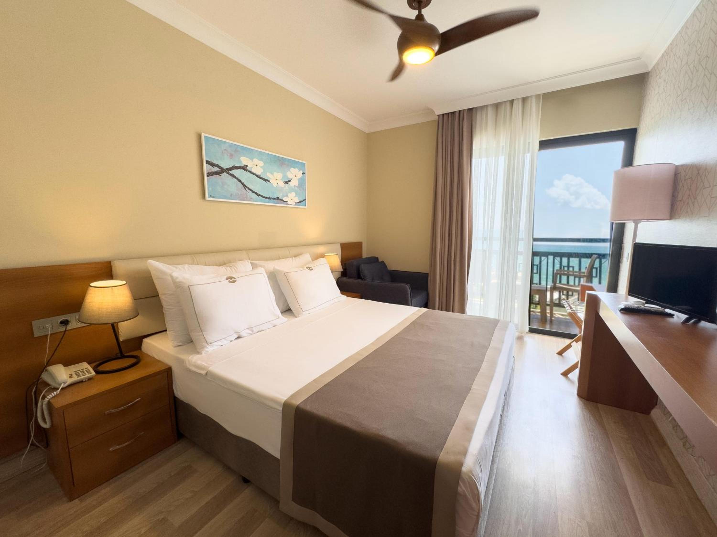 Double Room with Direct Sea View - Photo 1