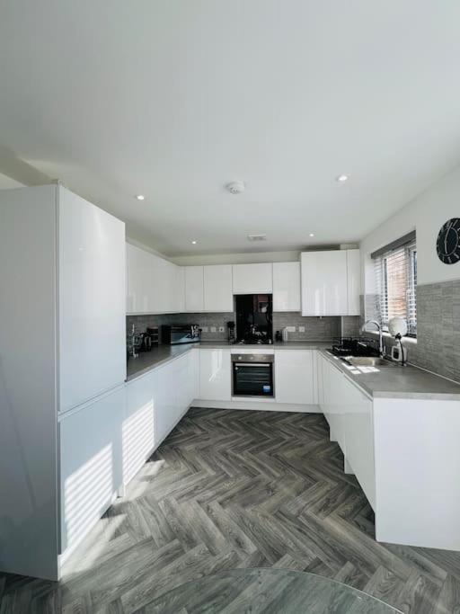 Three-Bedroom House photo 3