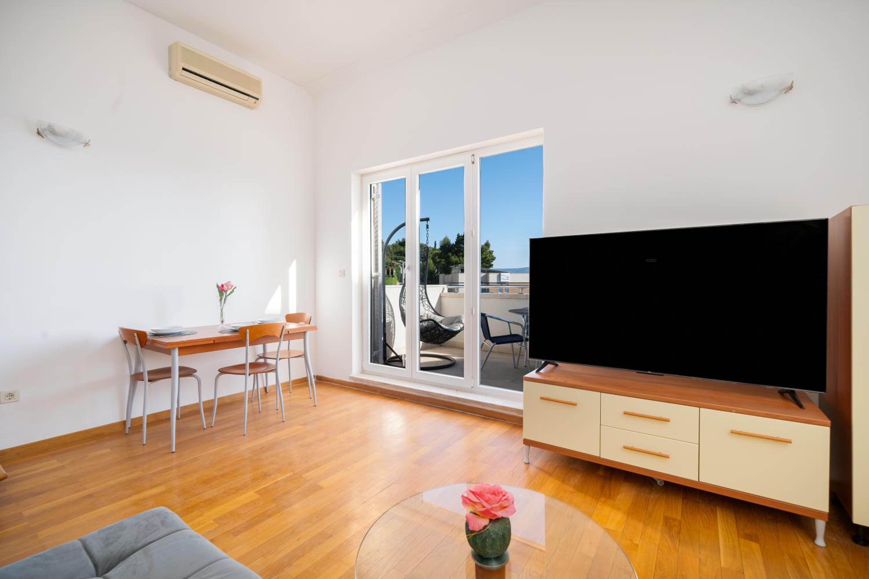 One-Bedroom Apartment with Balcony photo 1