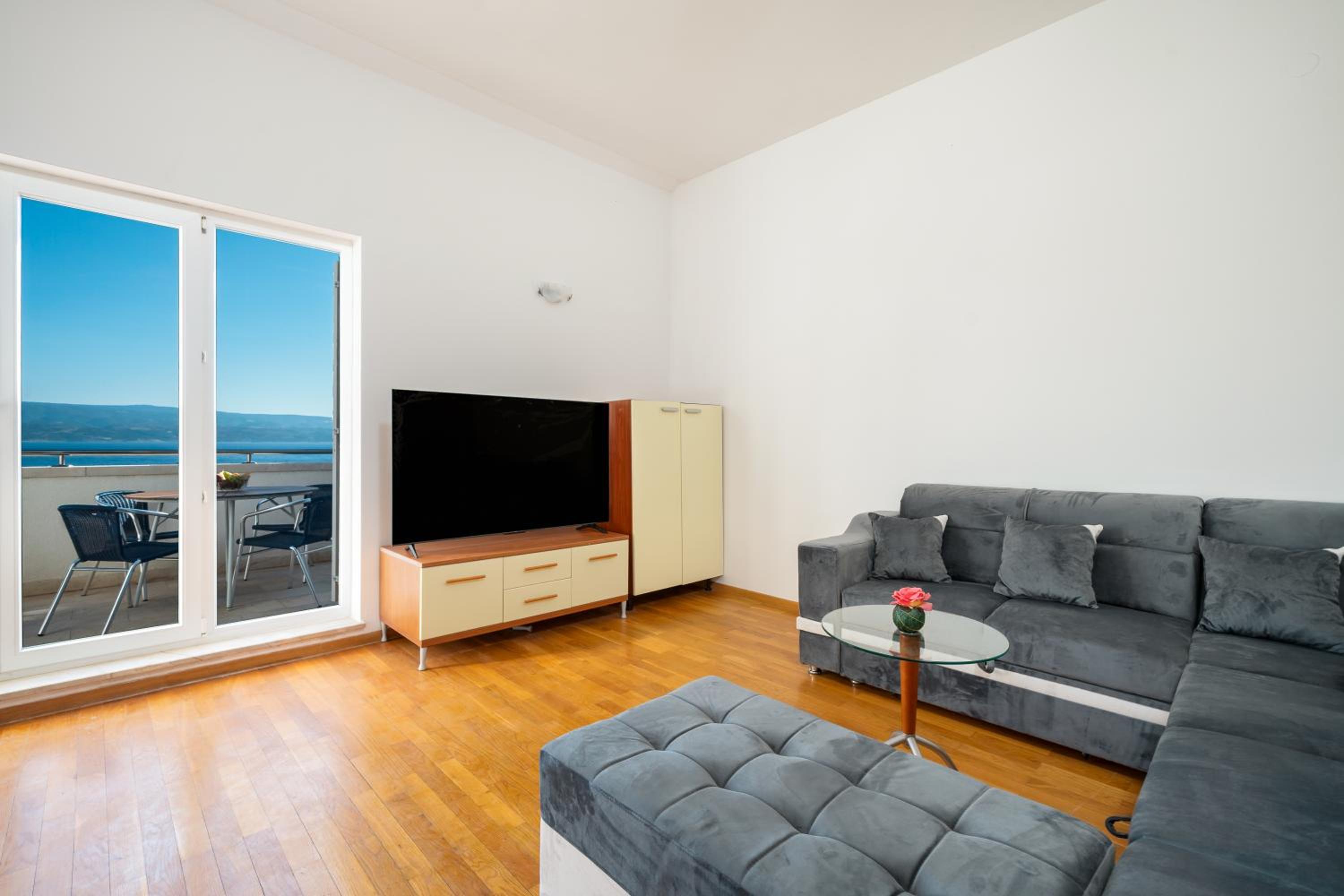 One-Bedroom Apartment with Balcony photo 2