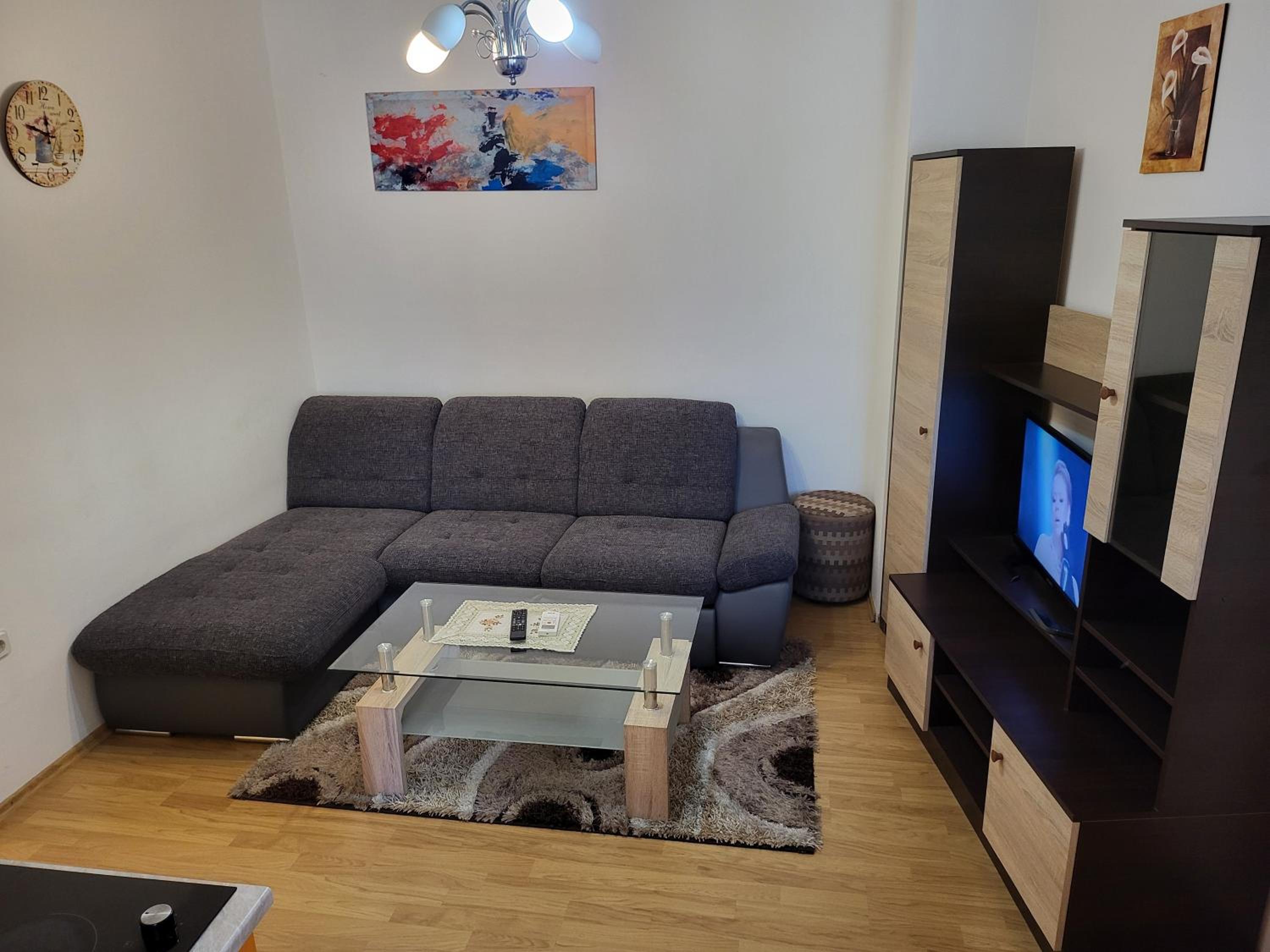 One-Bedroom Apartment photo 1