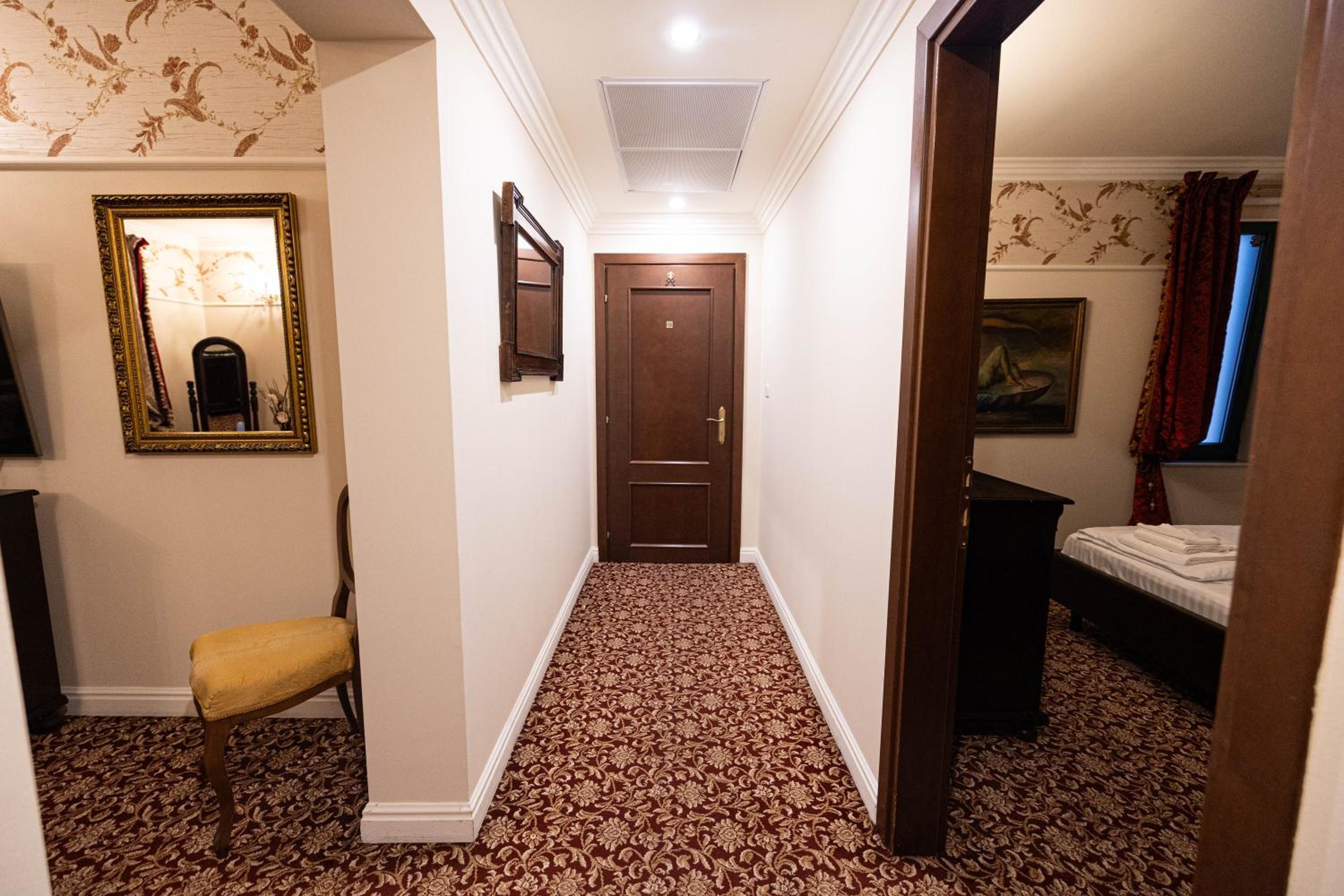 Suite with Pool View  - Photo 3