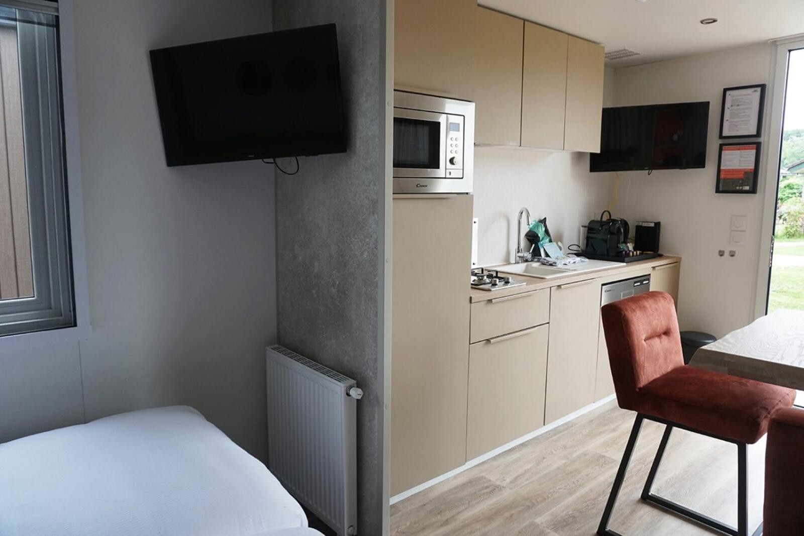 Standard Twin Room with Garden View - Photo 11