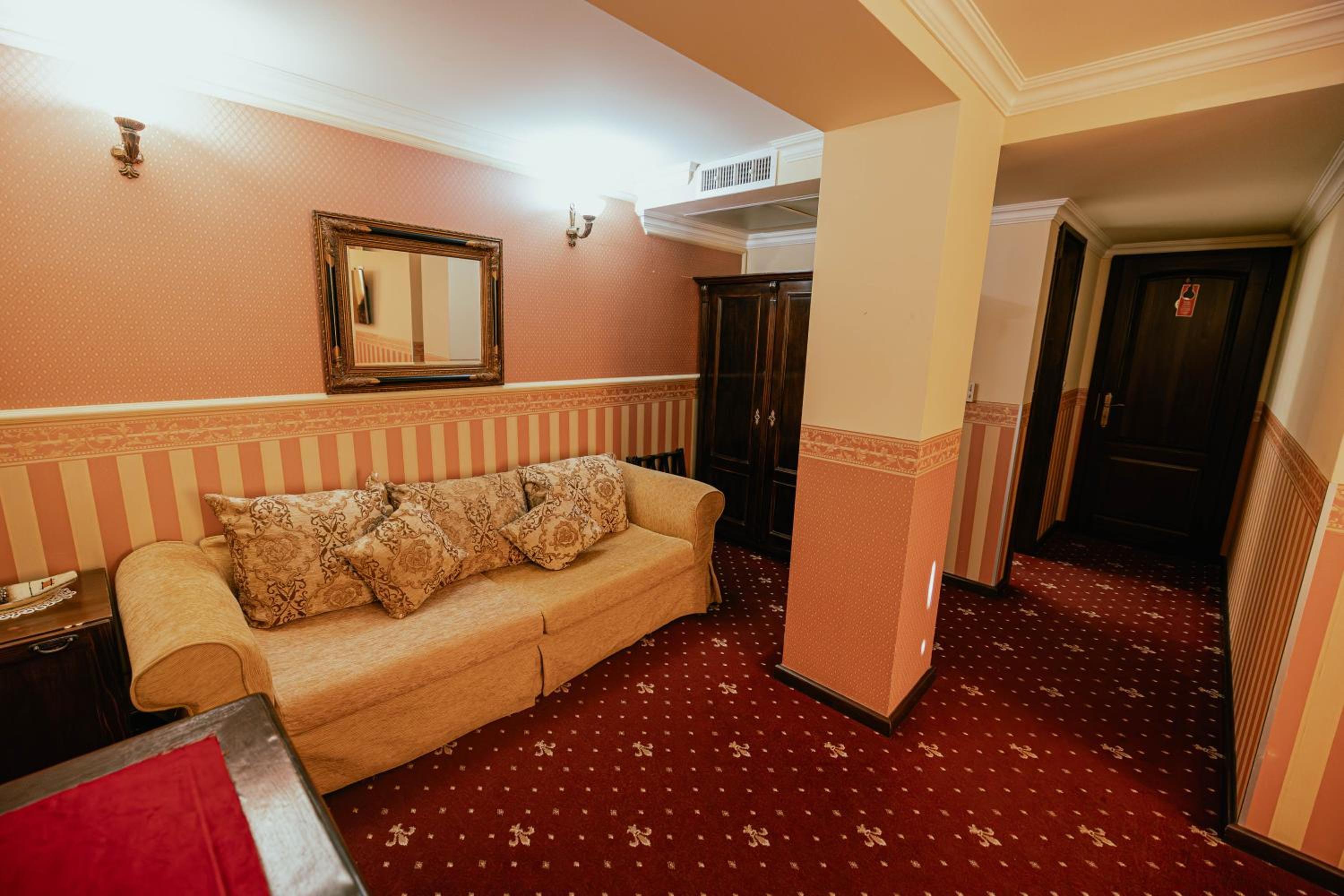 Superior Double Room with Sofa - Photo 3